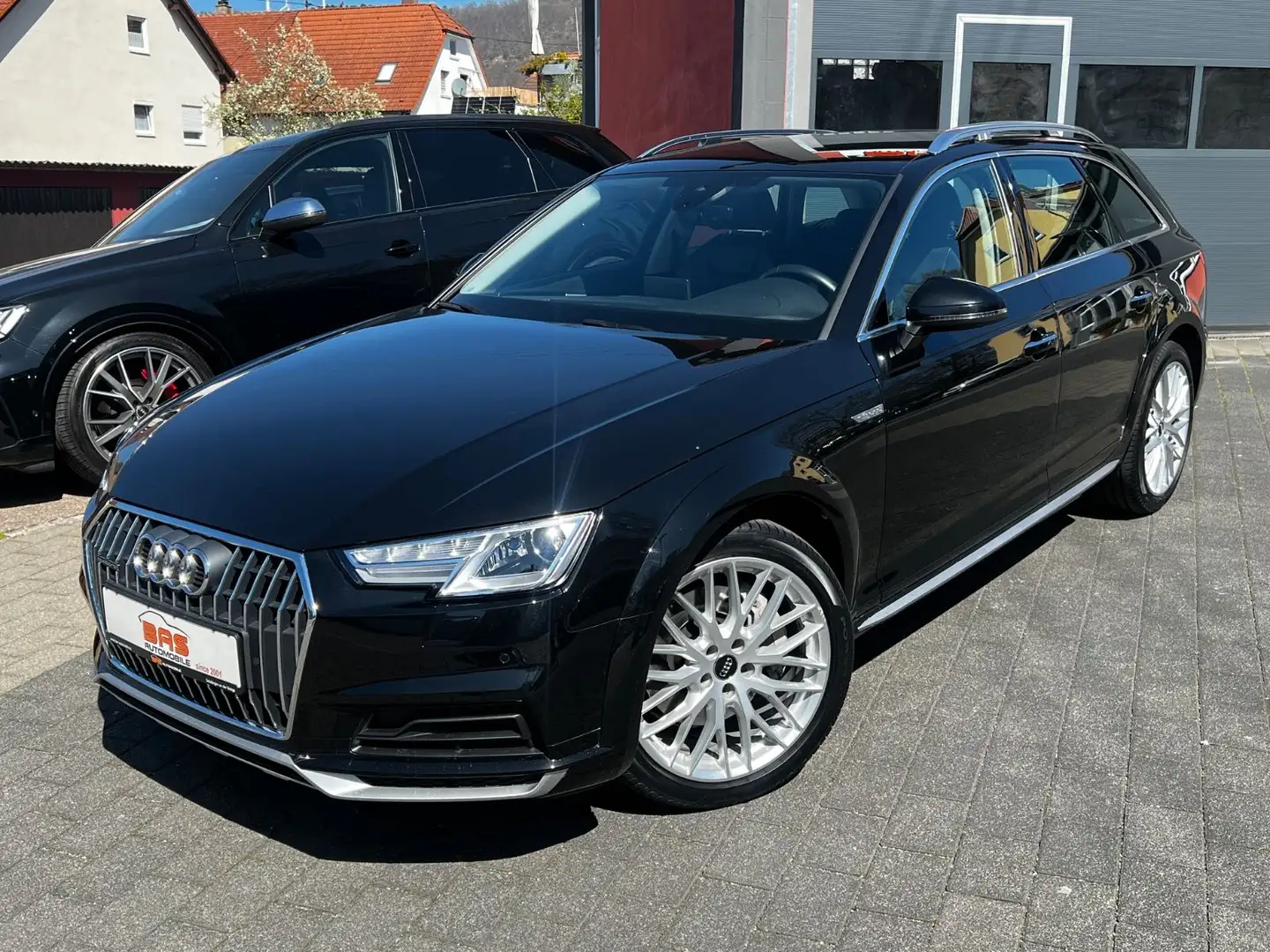 Audi A4 allroad quattro S TRON*NAVI*AHK*RFK*XENON* Schwarz - 1