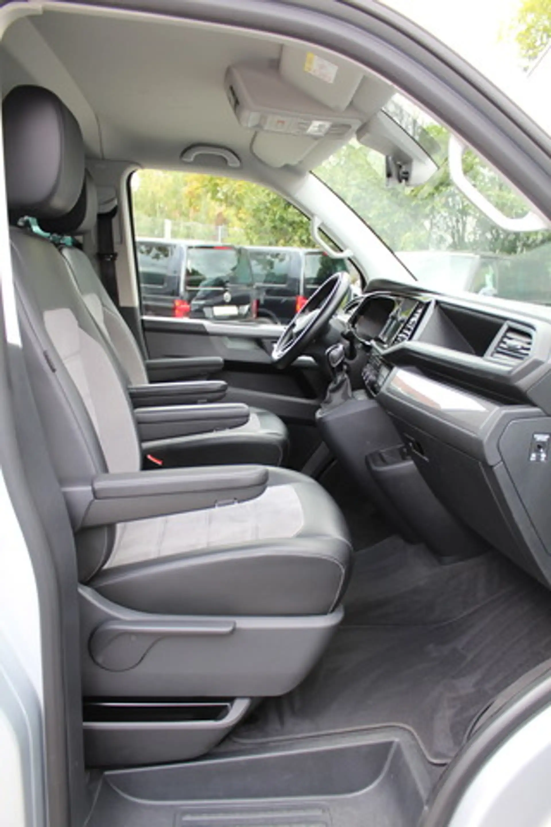 Volkswagen T6.1 Multivan Generation SIX DSG wie Highline — photo 11