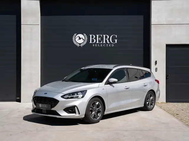 Ford Focus ST-Line | CarPlay | Camera | Keyless | Head-Up | Elek Trekhaak | Verwarmd Stuur/Zetels | Benzine | Topstaat