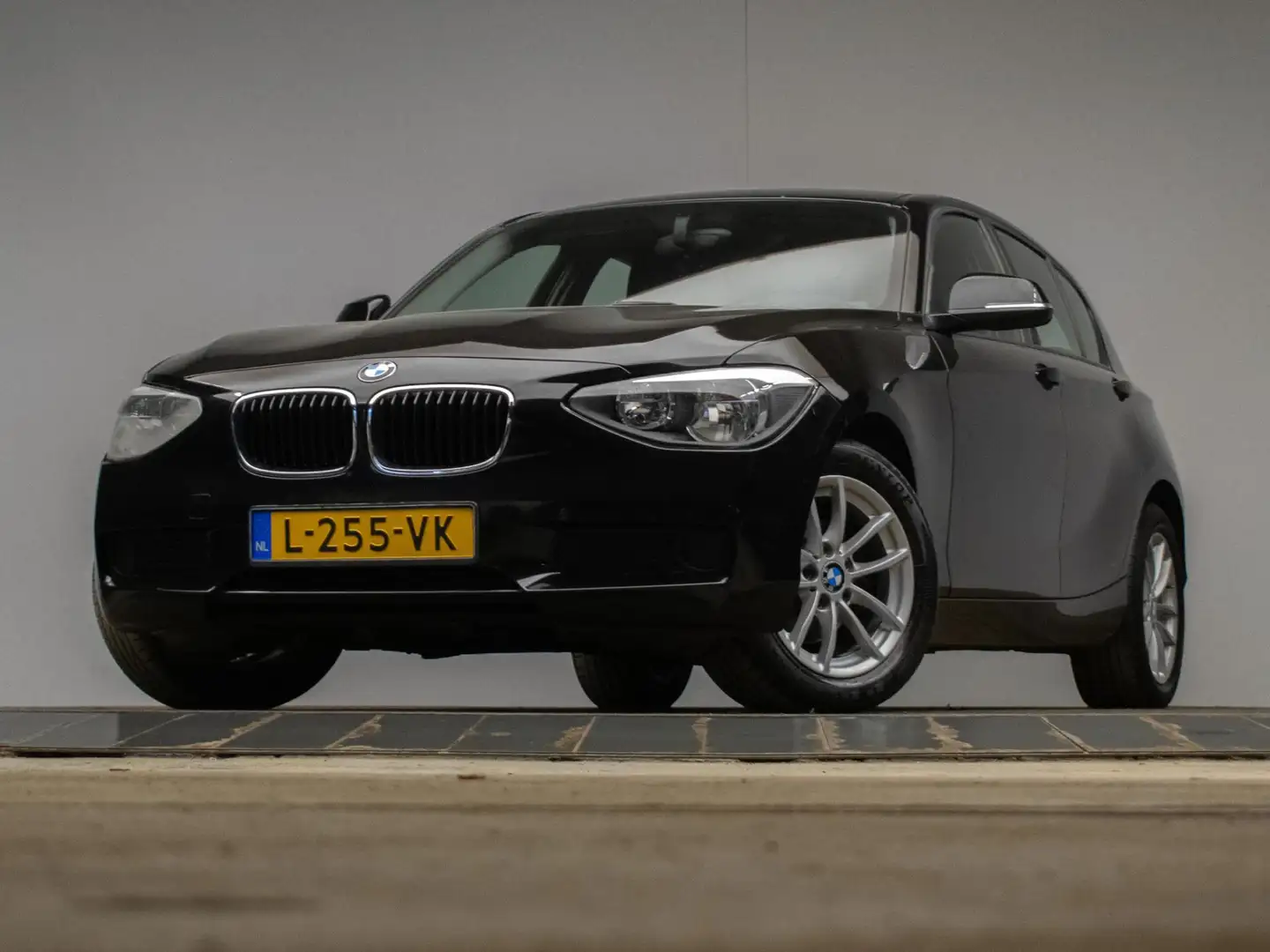 BMW 116 1-serie 116i Business+ Sport (NAVI,STOELVERWARMING Zwart - 2