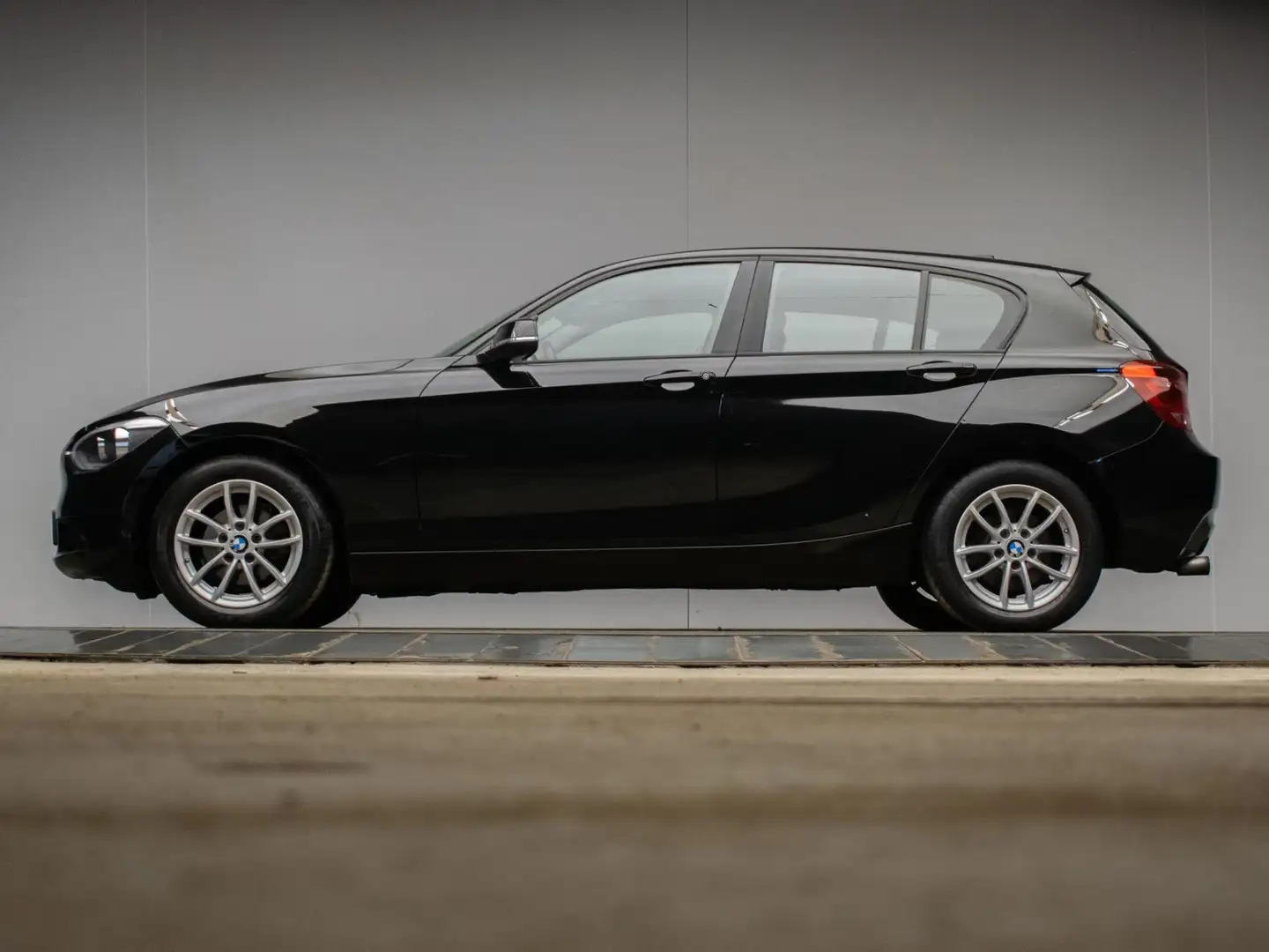 BMW 116 1-serie 116i Business+ Sport (NAVI,STOELVERWARMING Zwart - 1