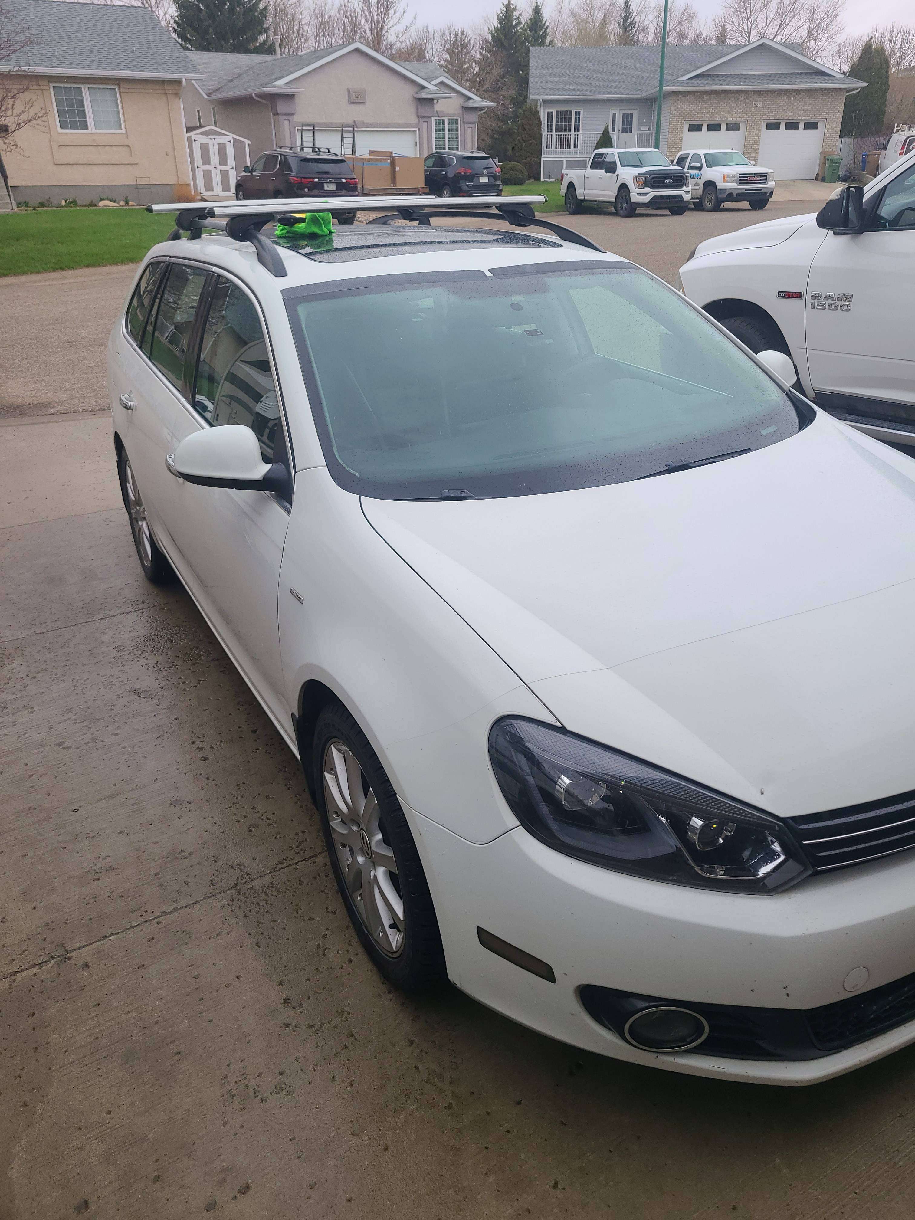 2014 Volkswagen Golf Wolfsburg Edition alt 3