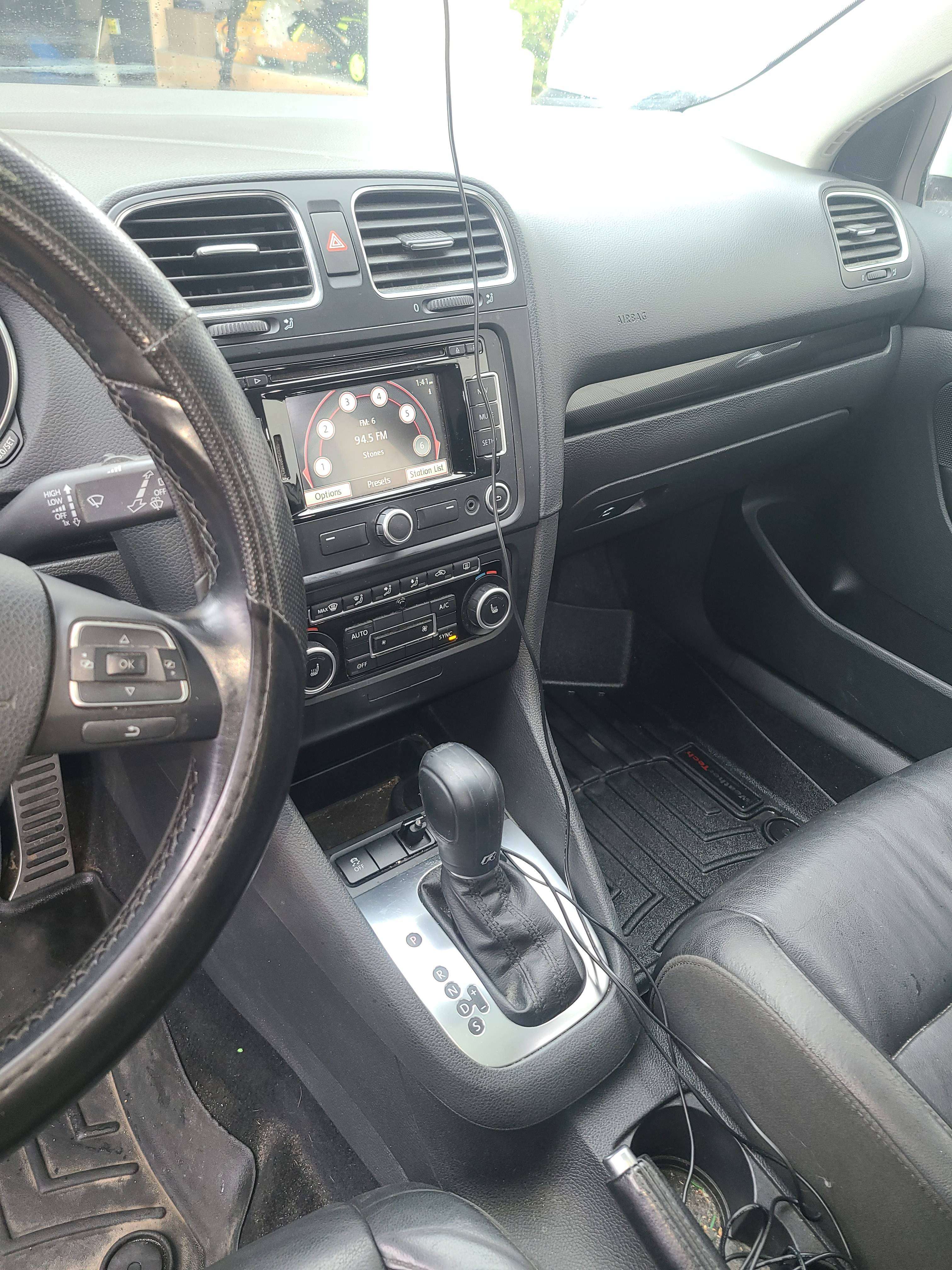 2014 Volkswagen Golf Wolfsburg Edition thumb 8