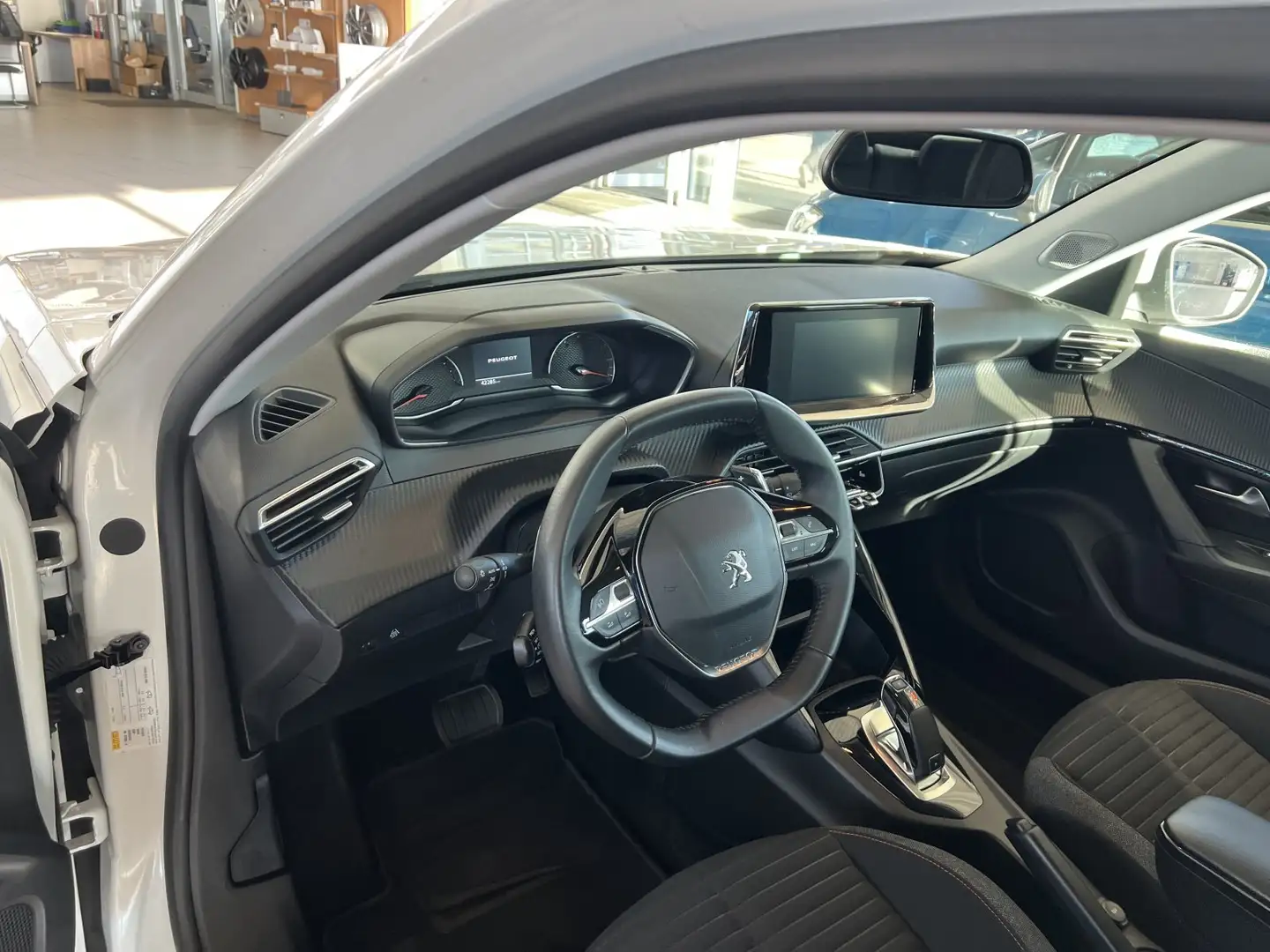 Peugeot 2008 Active Pack | PureTech 130 | Automatik | Klima | L Weiß - 2