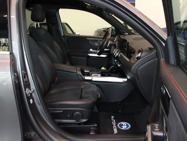 Mercedes-Benz GLB view 9