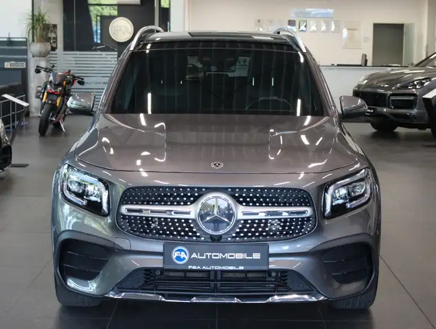 Mercedes-Benz GLB view 3