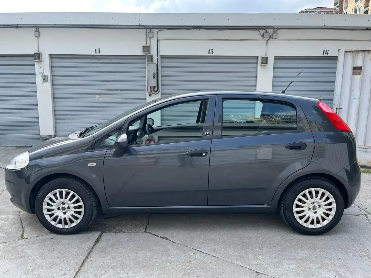 Fiat Grande Punto 5p 1.2 Actual s&s Gris - 2