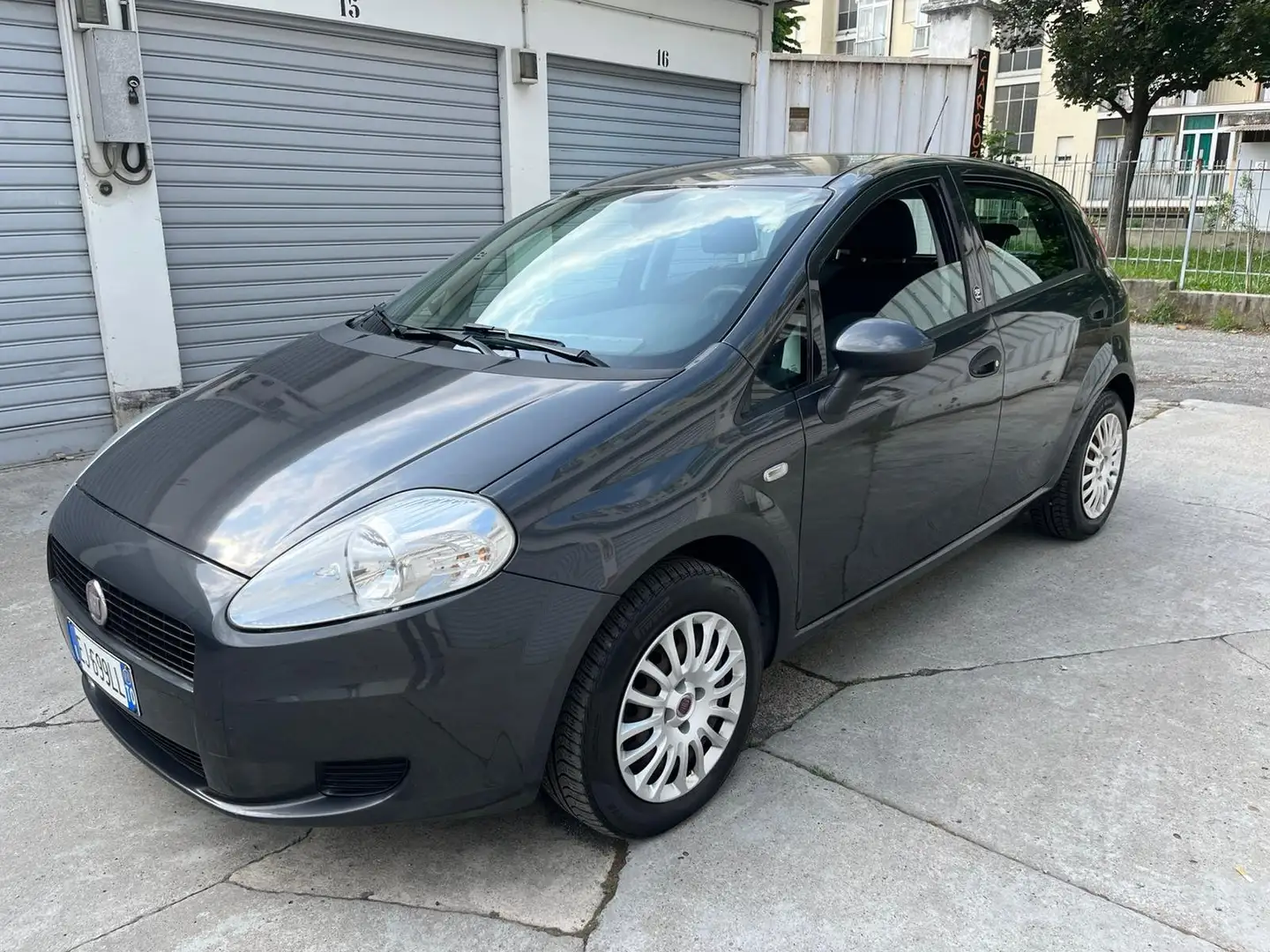 Fiat Grande Punto 5p 1.2 Actual s&s Gris - 1