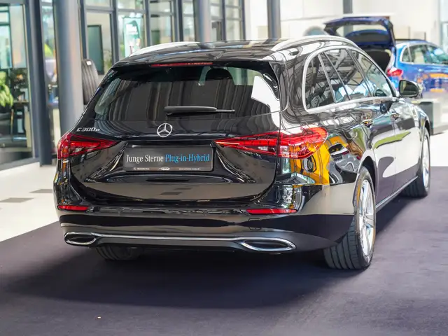 Mercedes-Benz C-Class view 4