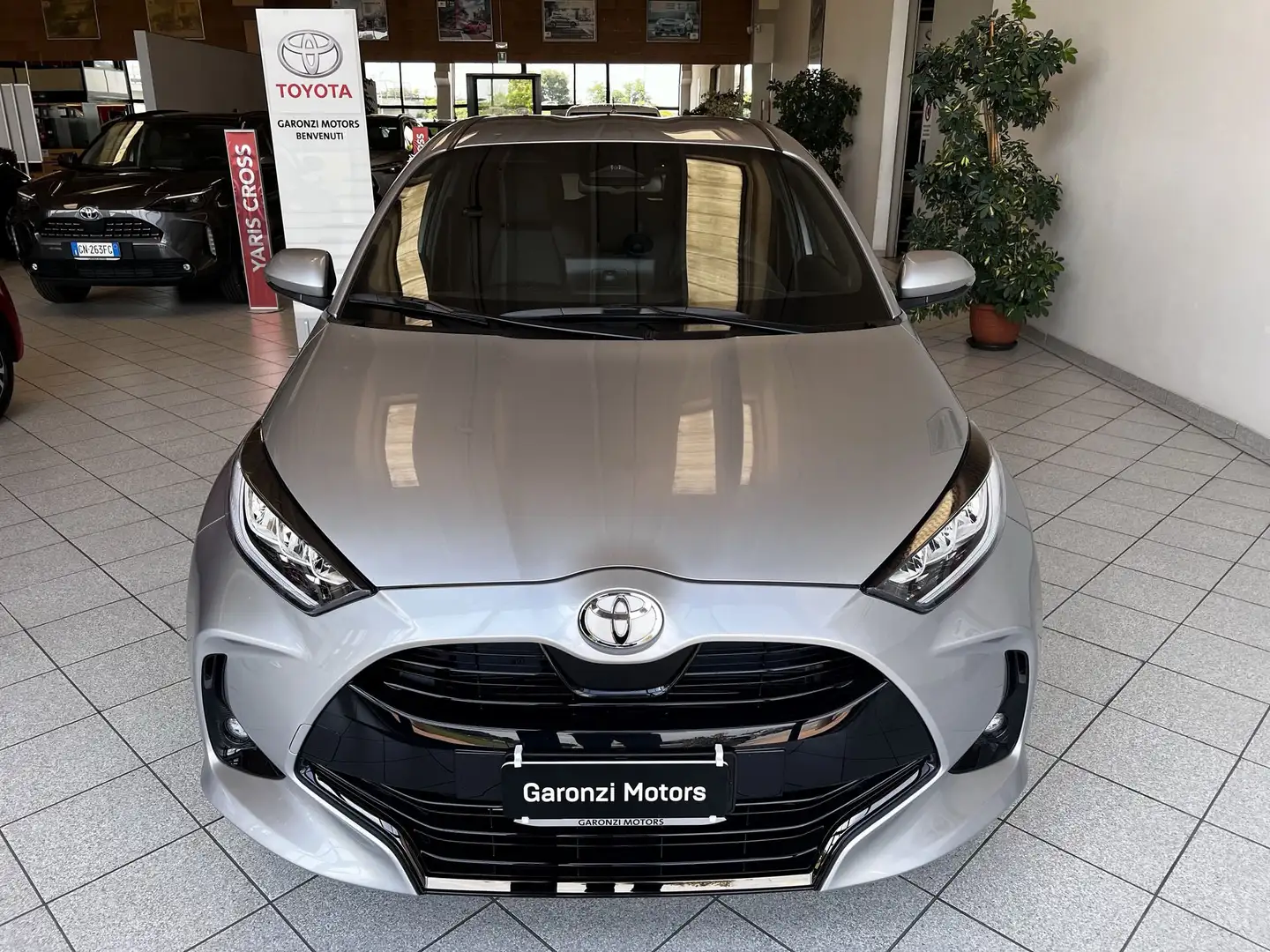 Toyota Yaris Yaris 1.5 130 Hybrid 5 porte Lounge Argento - 2