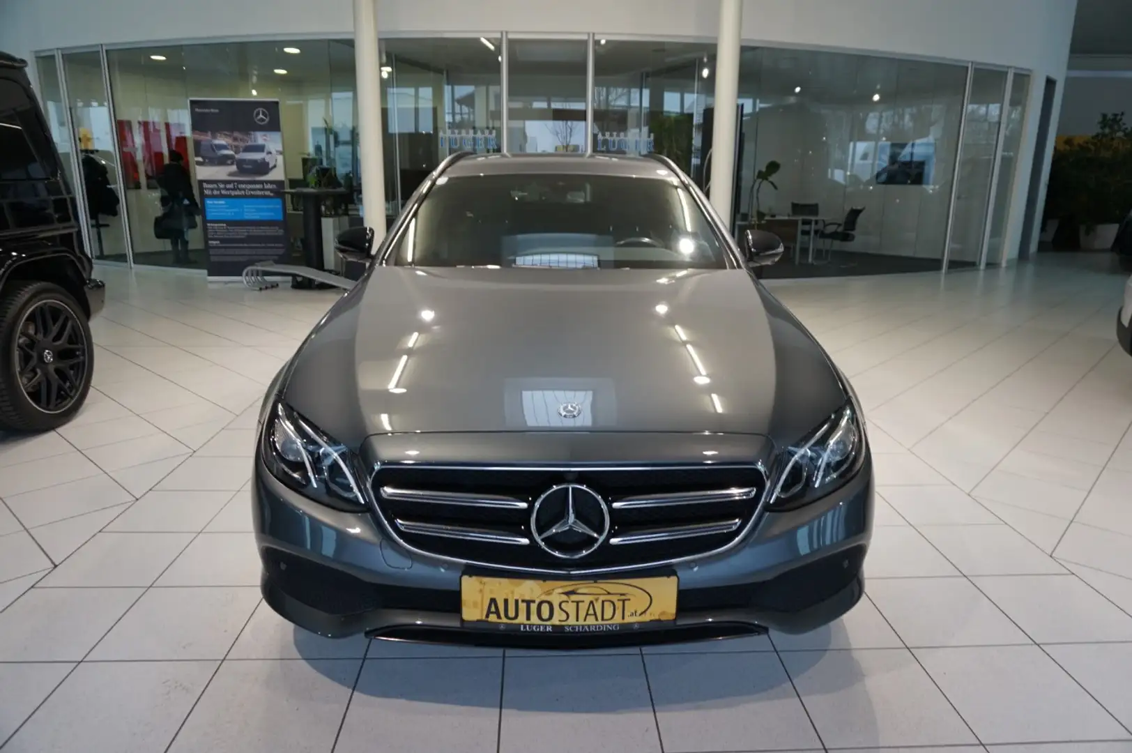 Mercedes-Benz E 220 d T-Modell Night PTS Shz LED Ambi - 2