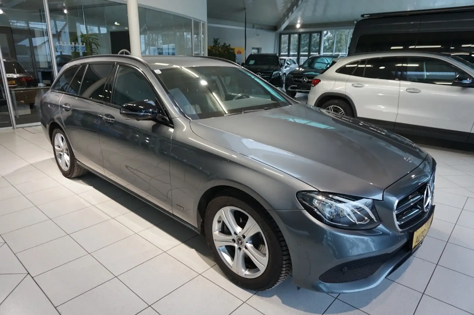 Mercedes-Benz E 220 d T-Modell Night PTS Shz LED Ambi - 1