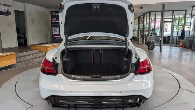 Audi e-tron GT view 9