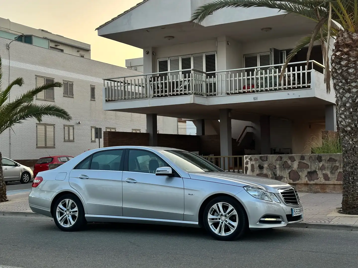 Mercedes-Benz E 220 E 220CDI BE Aut. Plateado - 2