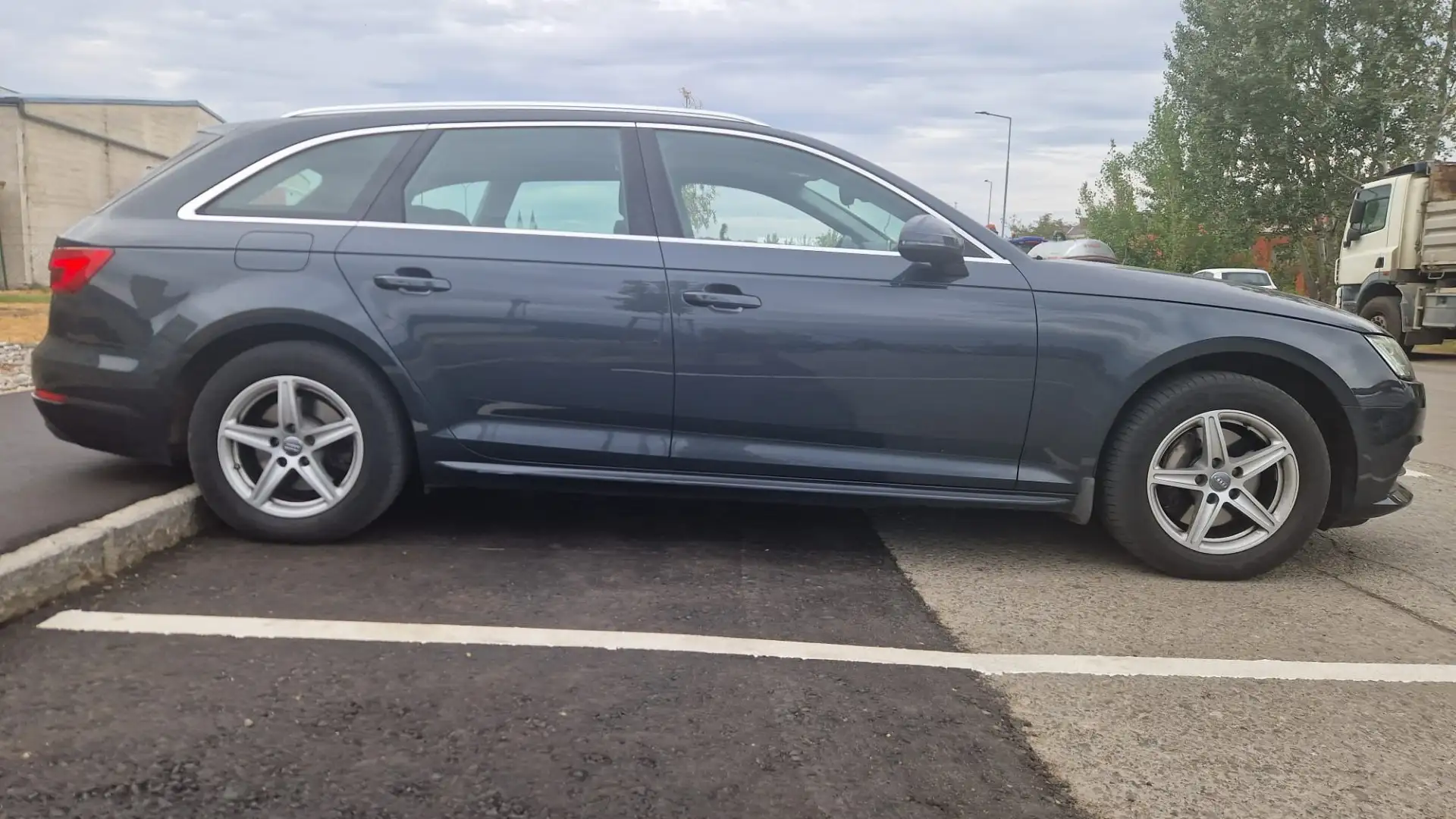 Audi A4 Avant 2,0 TDI quattro  S-tronic Virtual AHK Standh Grau - 2