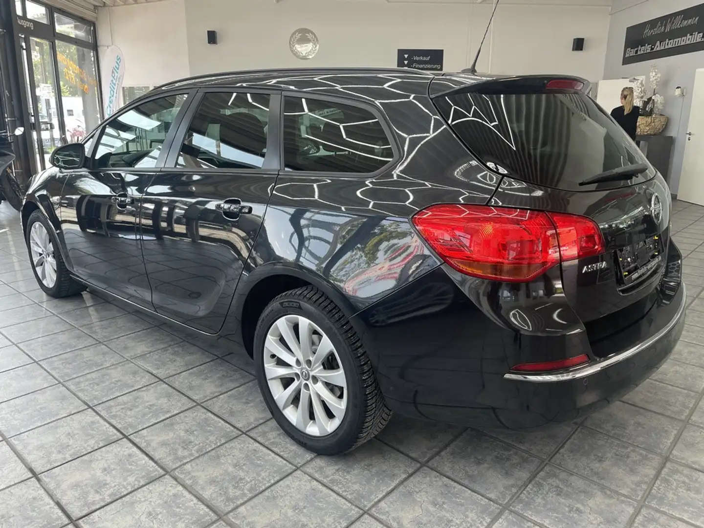 Opel Astra Sports Tourer 1.4 Turbo Active, Automatik Чорний - 2