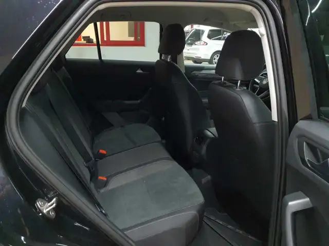 Volkswagen T-Roc view 14