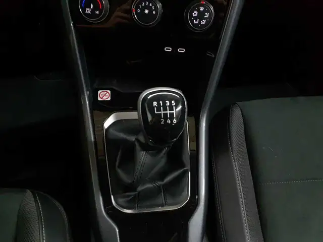 Volkswagen T-Roc view 10