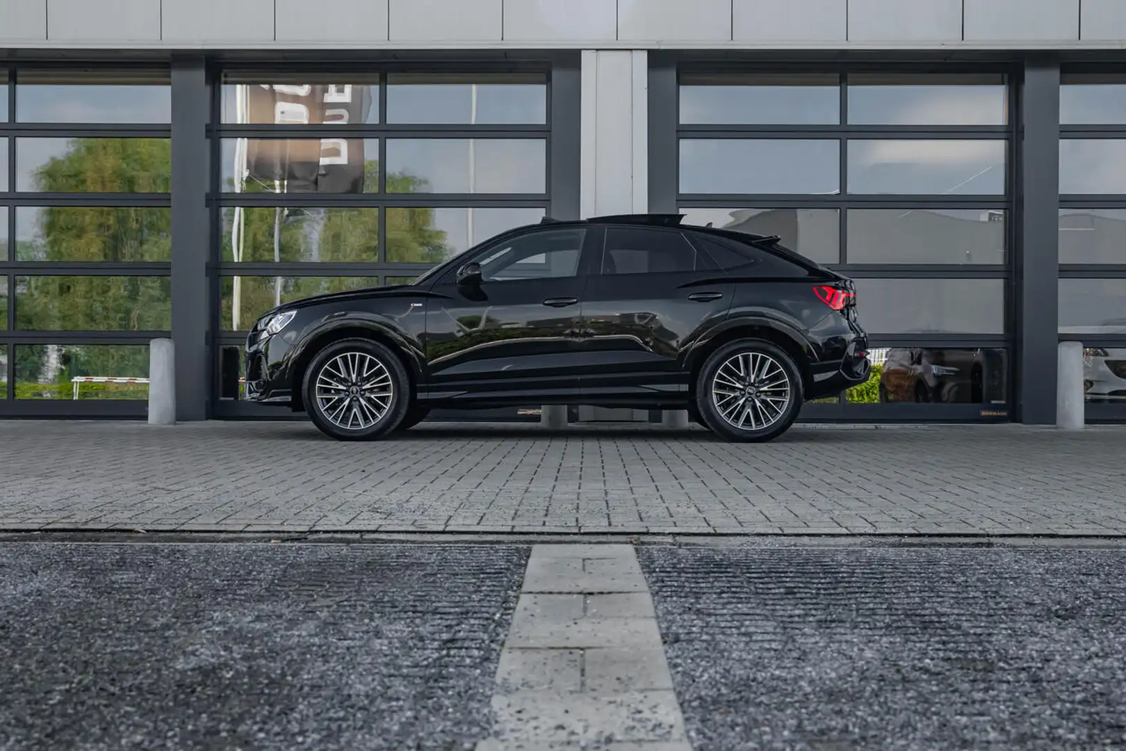 Audi Q3 35TFSI - SB - S line - Shadow - Pano - Garantie... Noir - 2