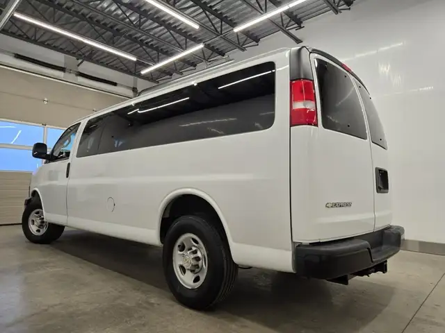 Chevrolet Express Passenger 2024 — photo 2