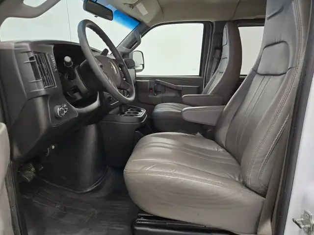 Chevrolet Express Passenger 2024 — photo 7