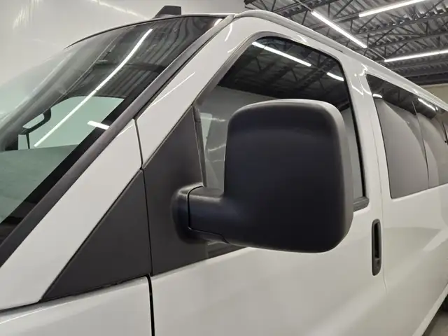 Chevrolet Express Passenger 2024 — photo 6