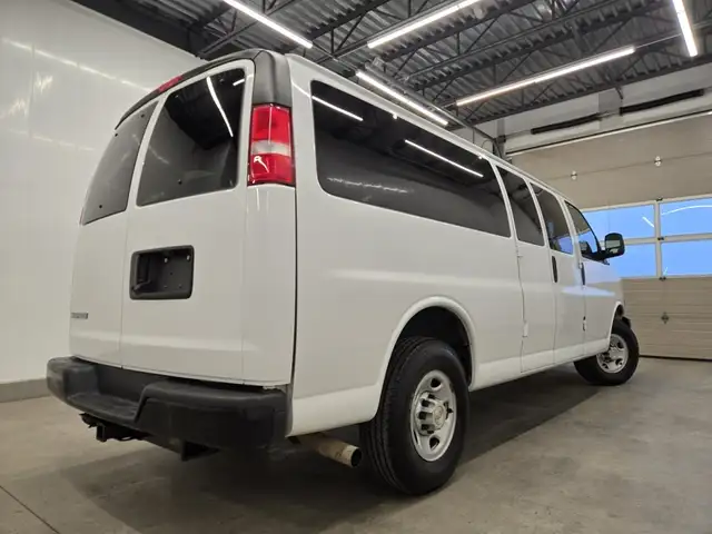 Chevrolet Express Passenger 2024 — photo 3
