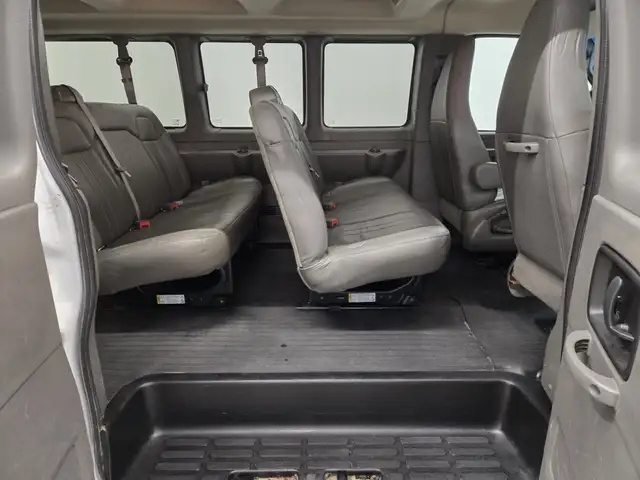 Chevrolet Express Passenger 2024 — photo 8