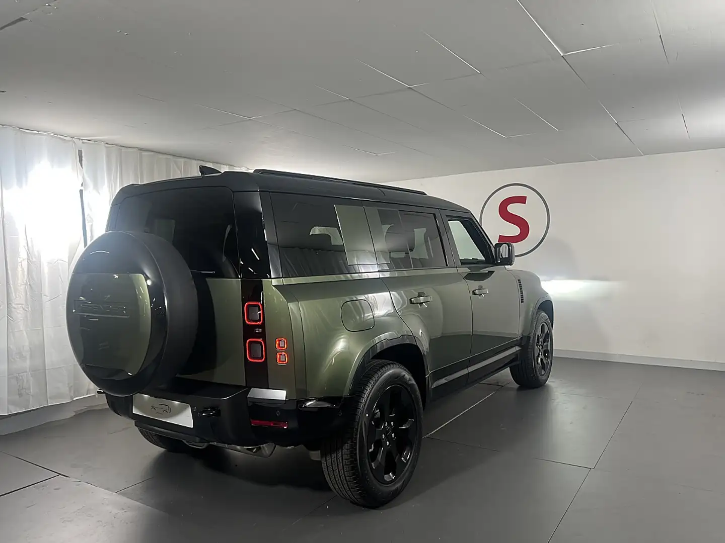 Land Rover Defender 110 P300e Plug-In-Hybrid Dynamic SE | Auto Stah... Grün - 2