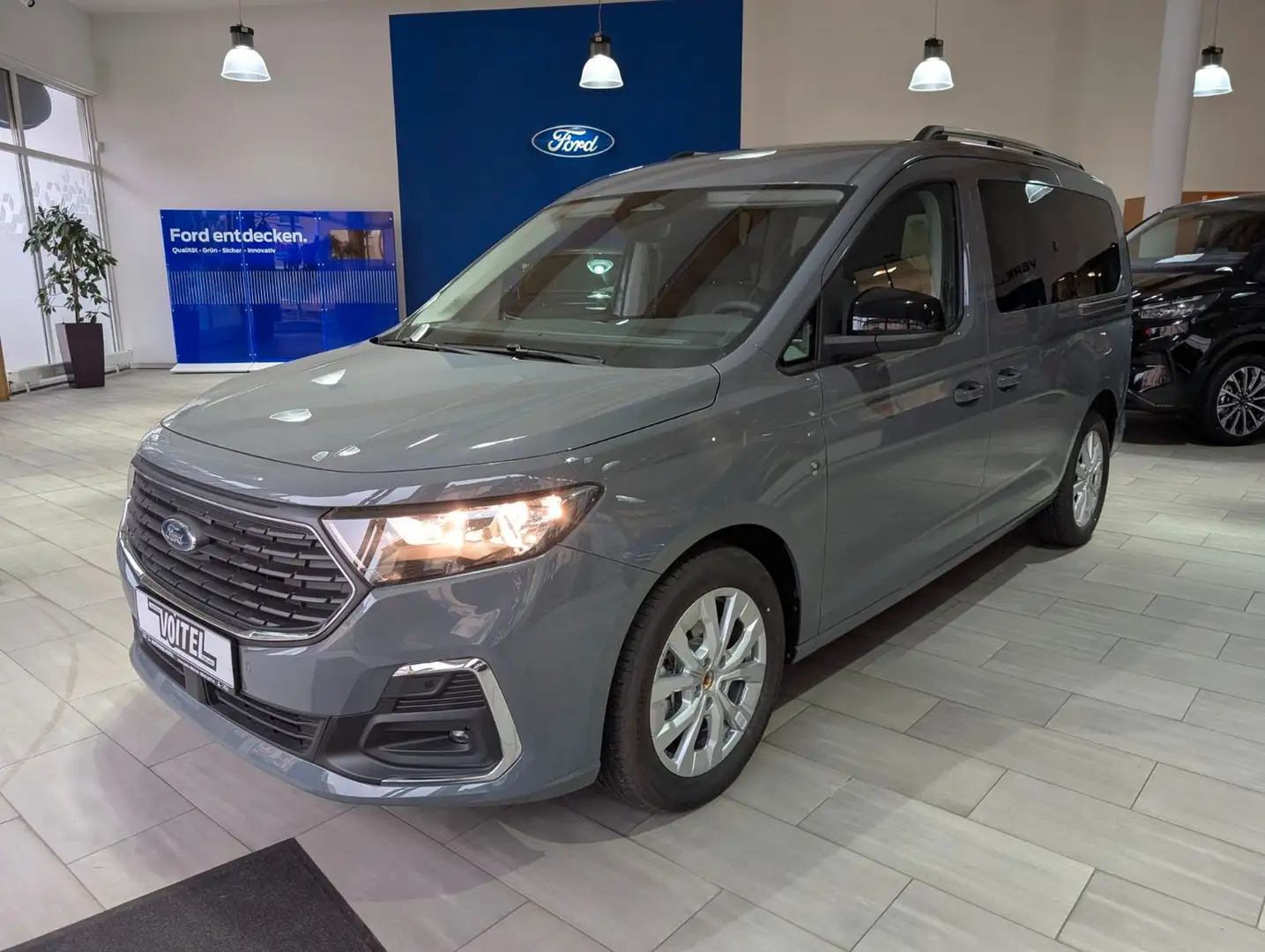 Ford Grand Tourneo Grand Tourn. Connect Tit. 2,0l 7-Sitze AT/AHK Grau - 1