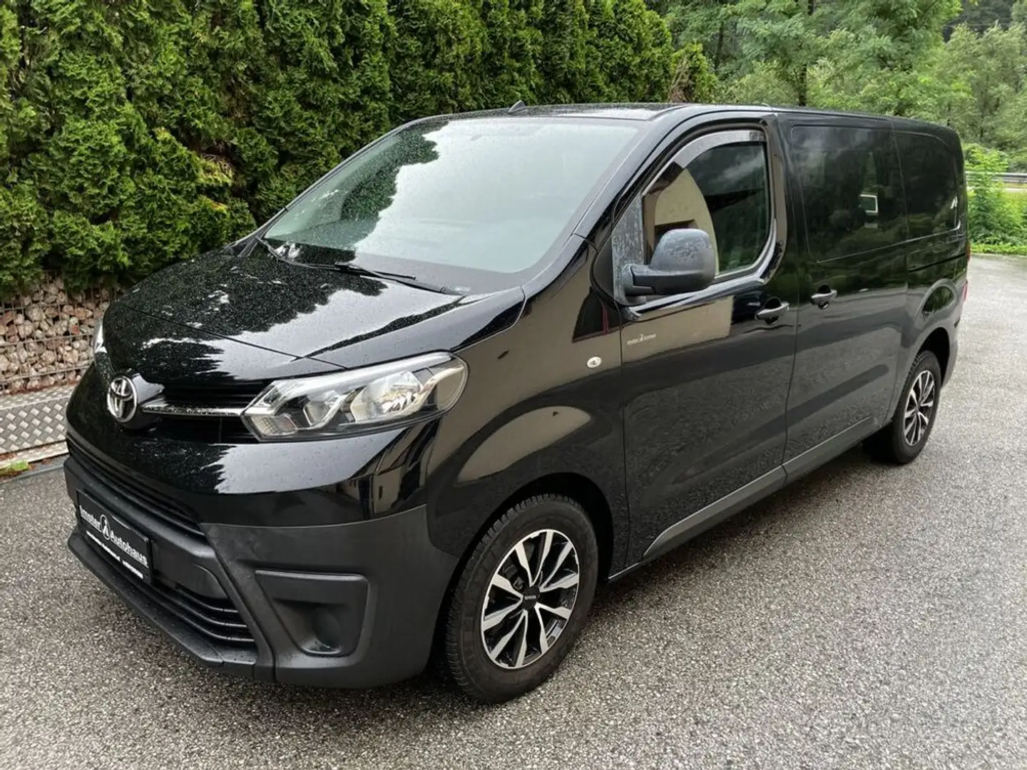 Toyota Proace Pro Ace Doppelkabine 2,0 D-4D 120 L1 Medium 6Sitze Schwarz - 2