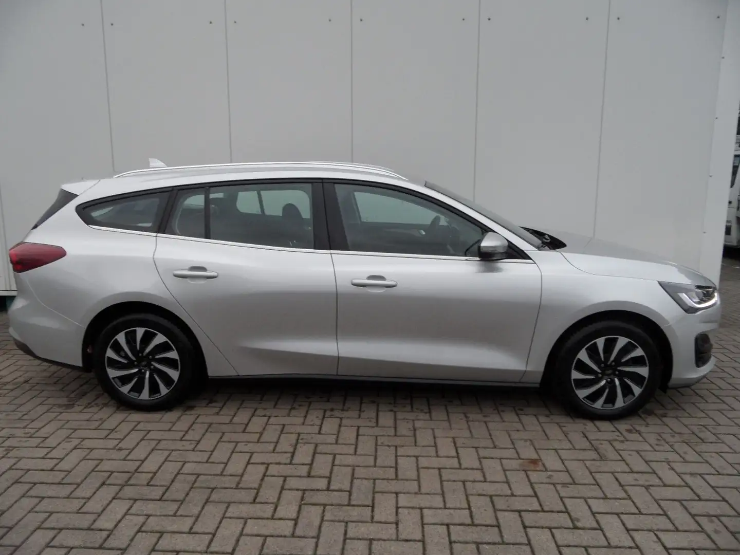 Ford Focus 1,0 Turnier Titanium+Navi-SYNC4+AHK+Sitzh. Zilver - 2