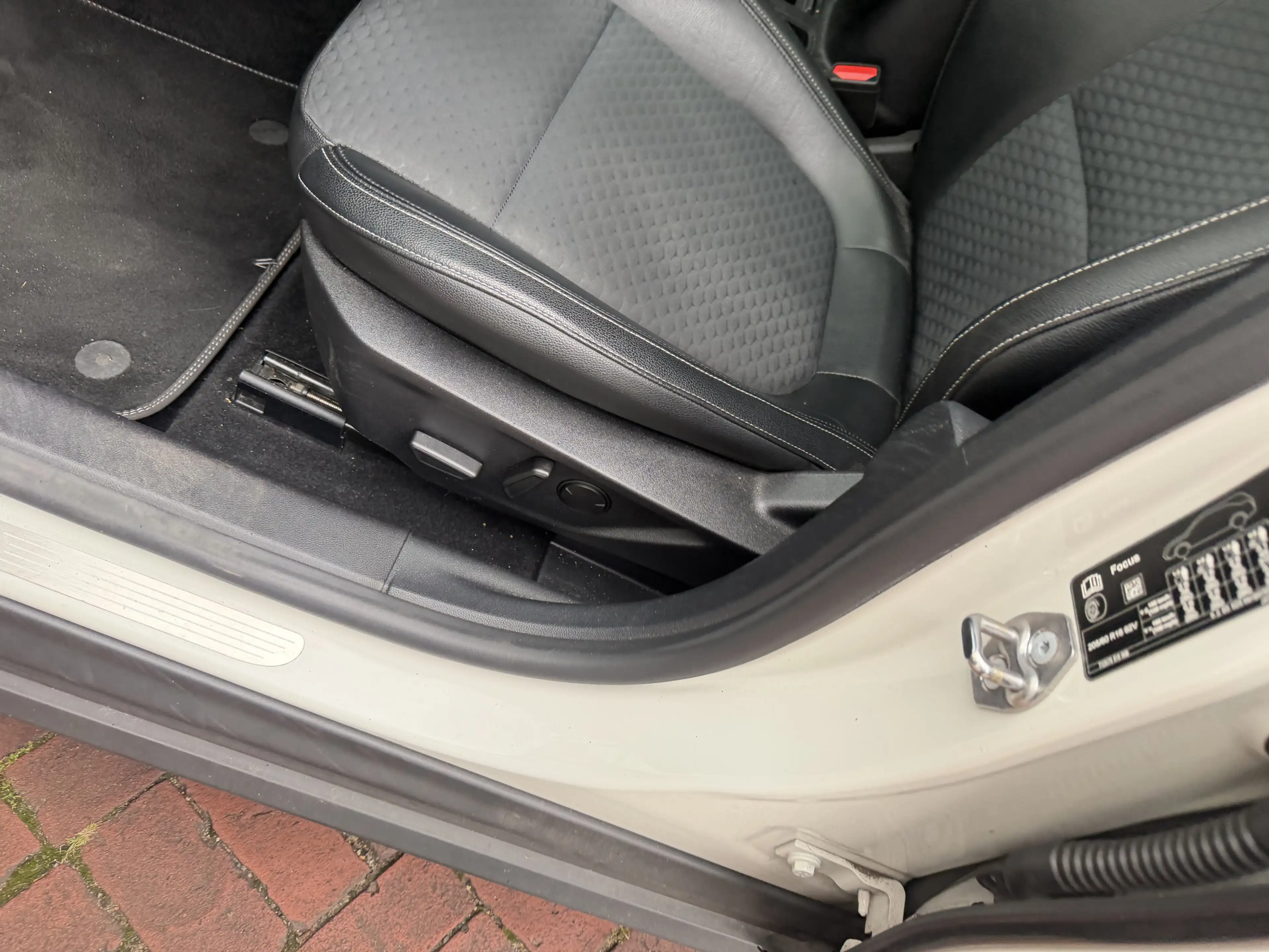 Ford Focus Wagon 1.0 EcoBoost Hybrid Titanium X Business Bj 2 — photo 34
