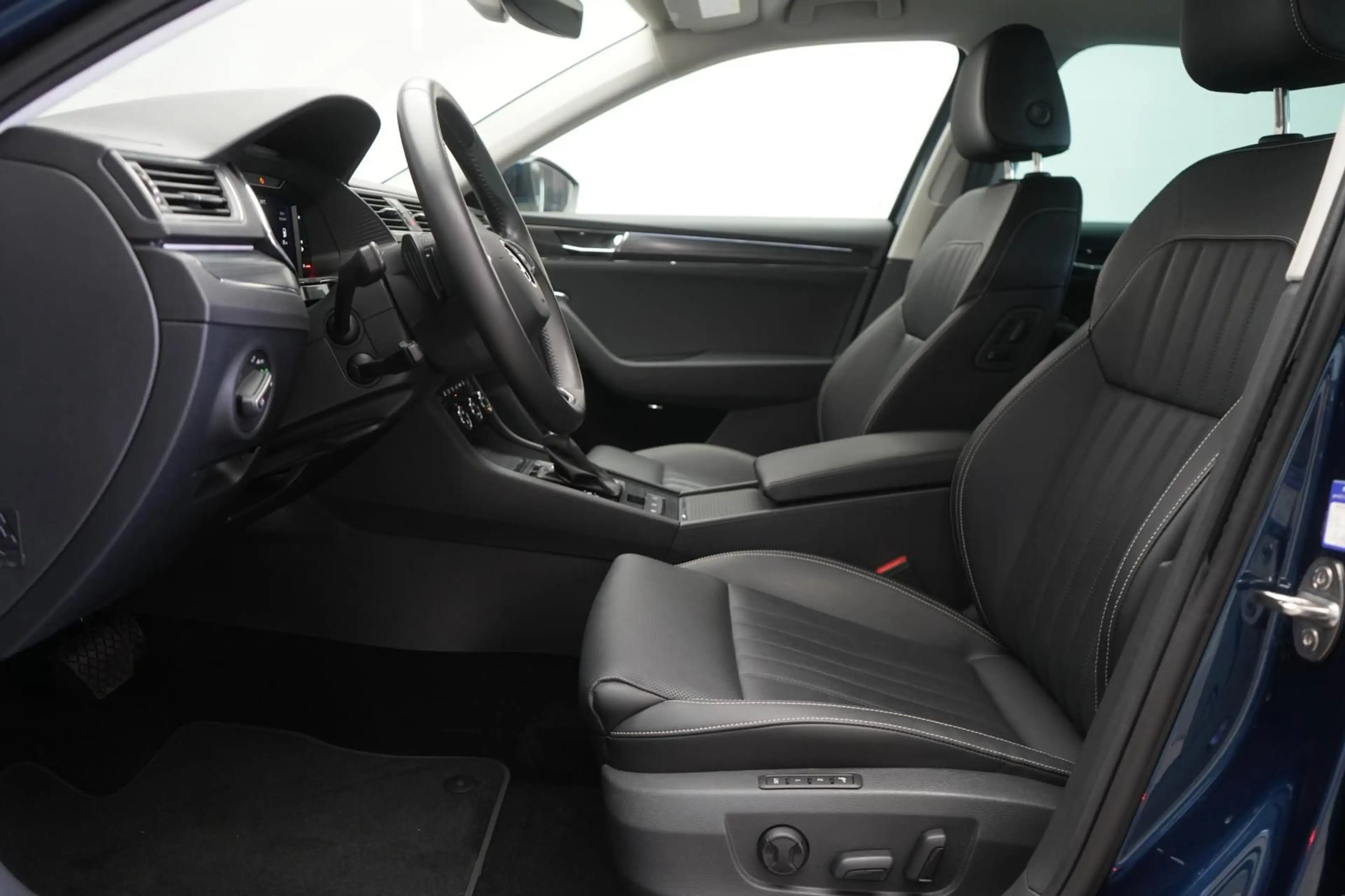 Skoda Superb 2.0 TDI DSG Premium Edition — photo 10
