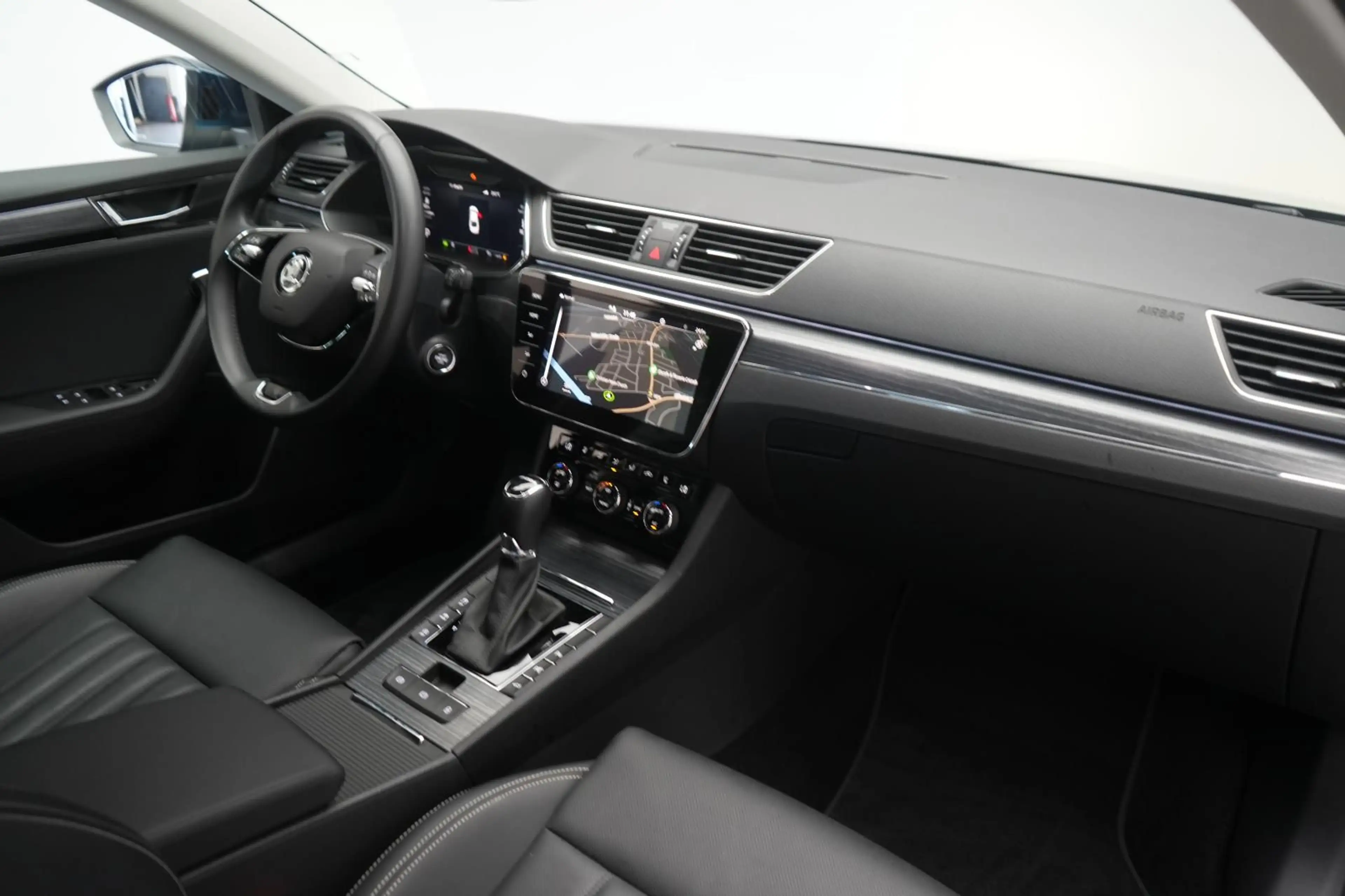 Skoda Superb 2.0 TDI DSG Premium Edition — photo 8