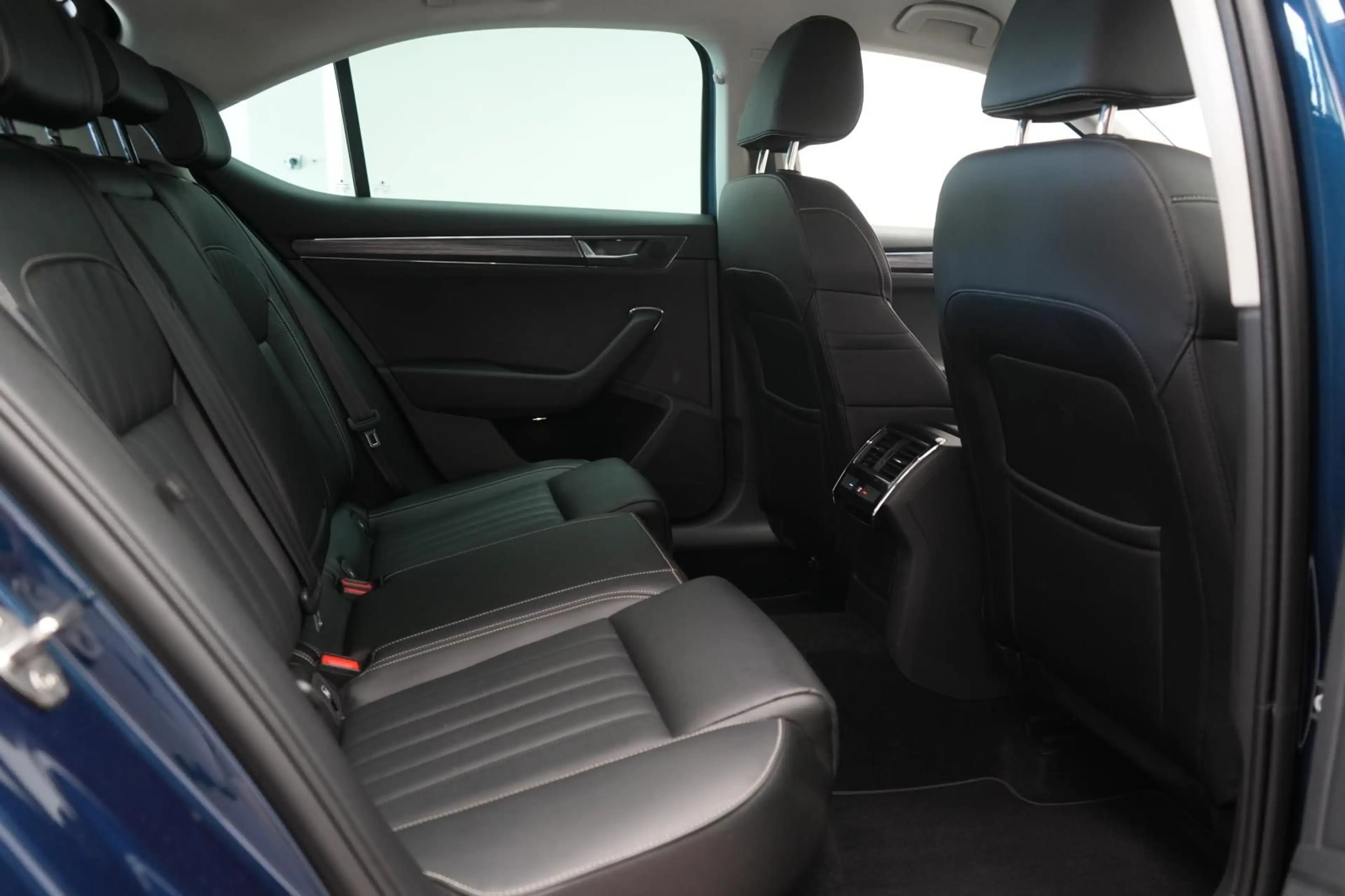 Skoda Superb 2.0 TDI DSG Premium Edition — photo 9