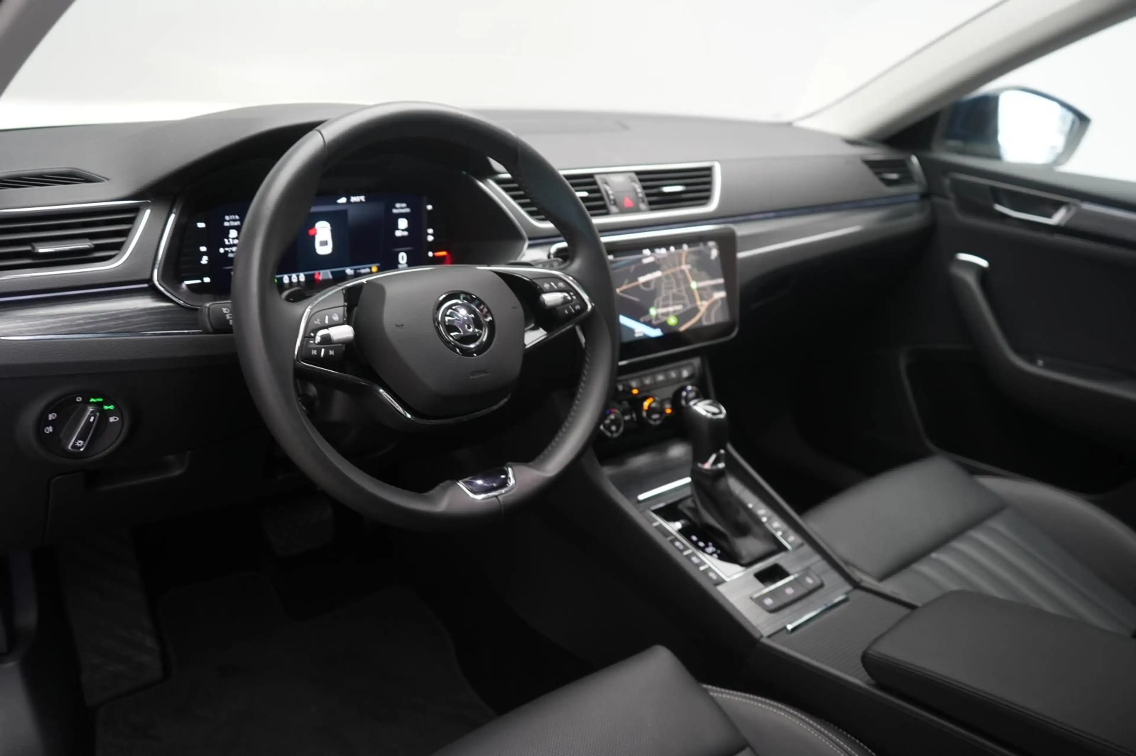 Skoda Superb 2.0 TDI DSG Premium Edition — photo 13