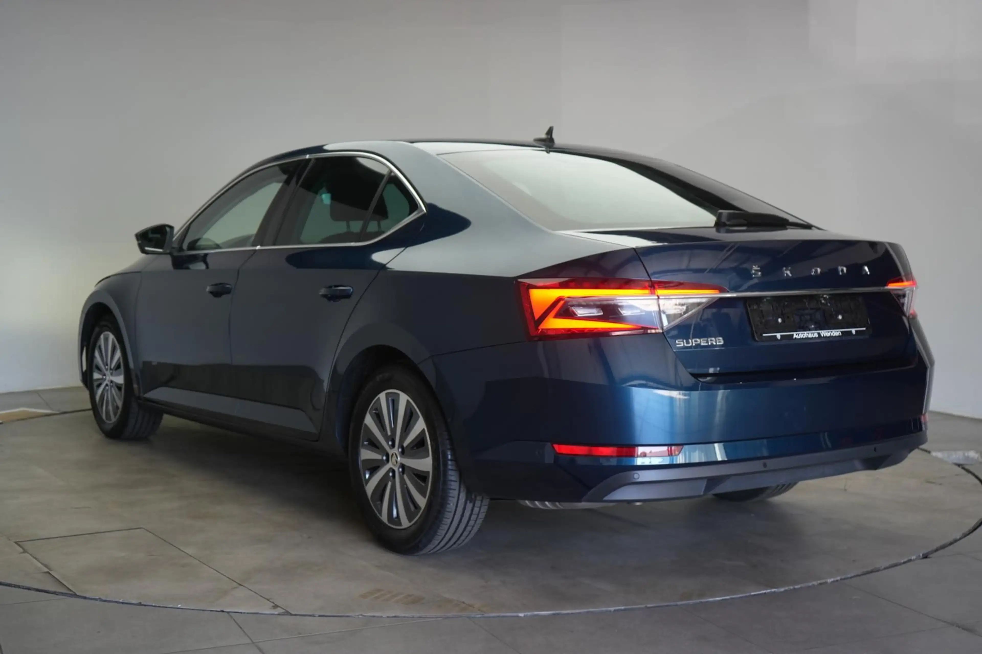 Skoda Superb 2.0 TDI DSG Premium Edition — photo 6
