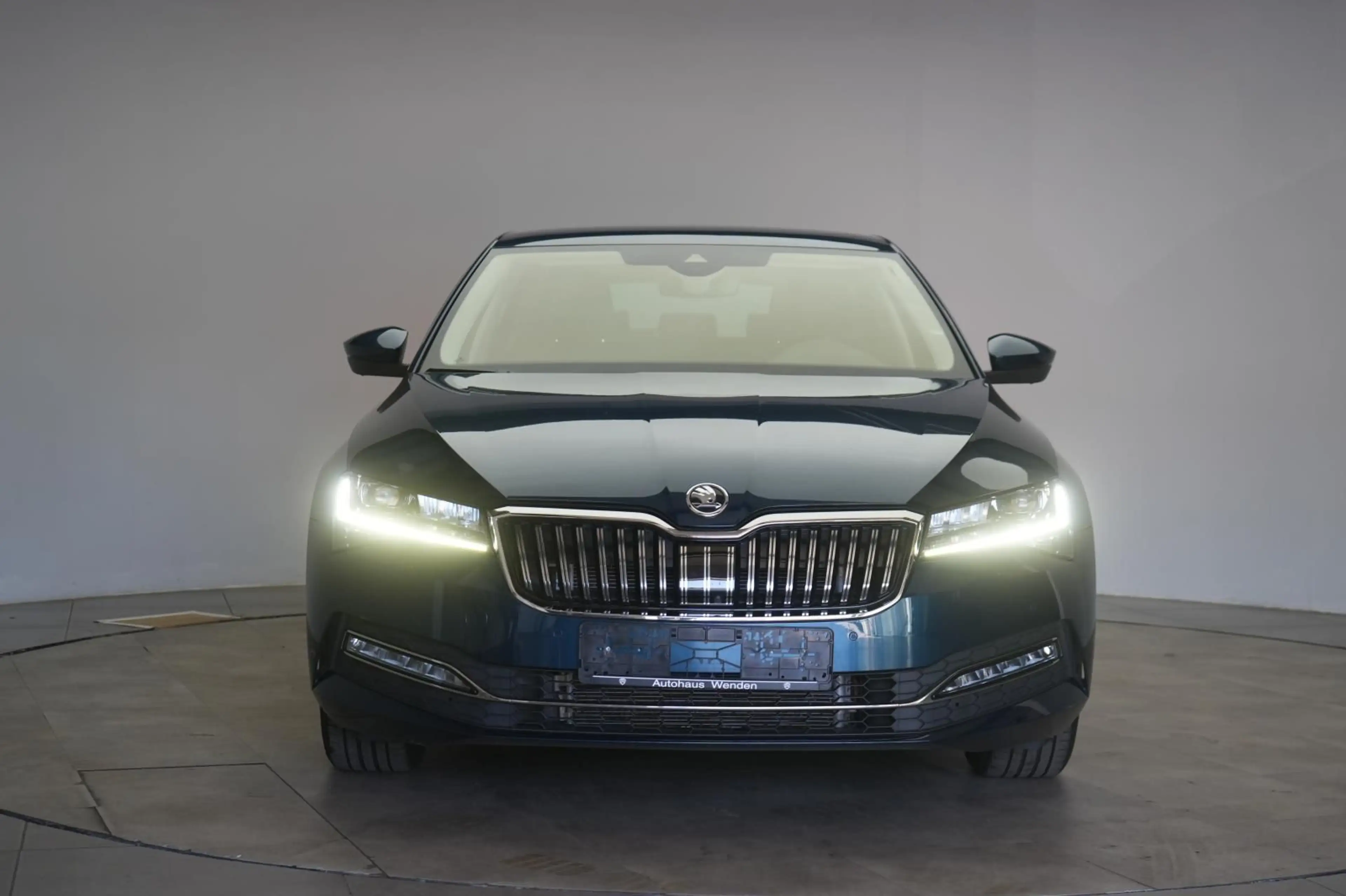 Skoda Superb 2.0 TDI DSG Premium Edition — photo 2