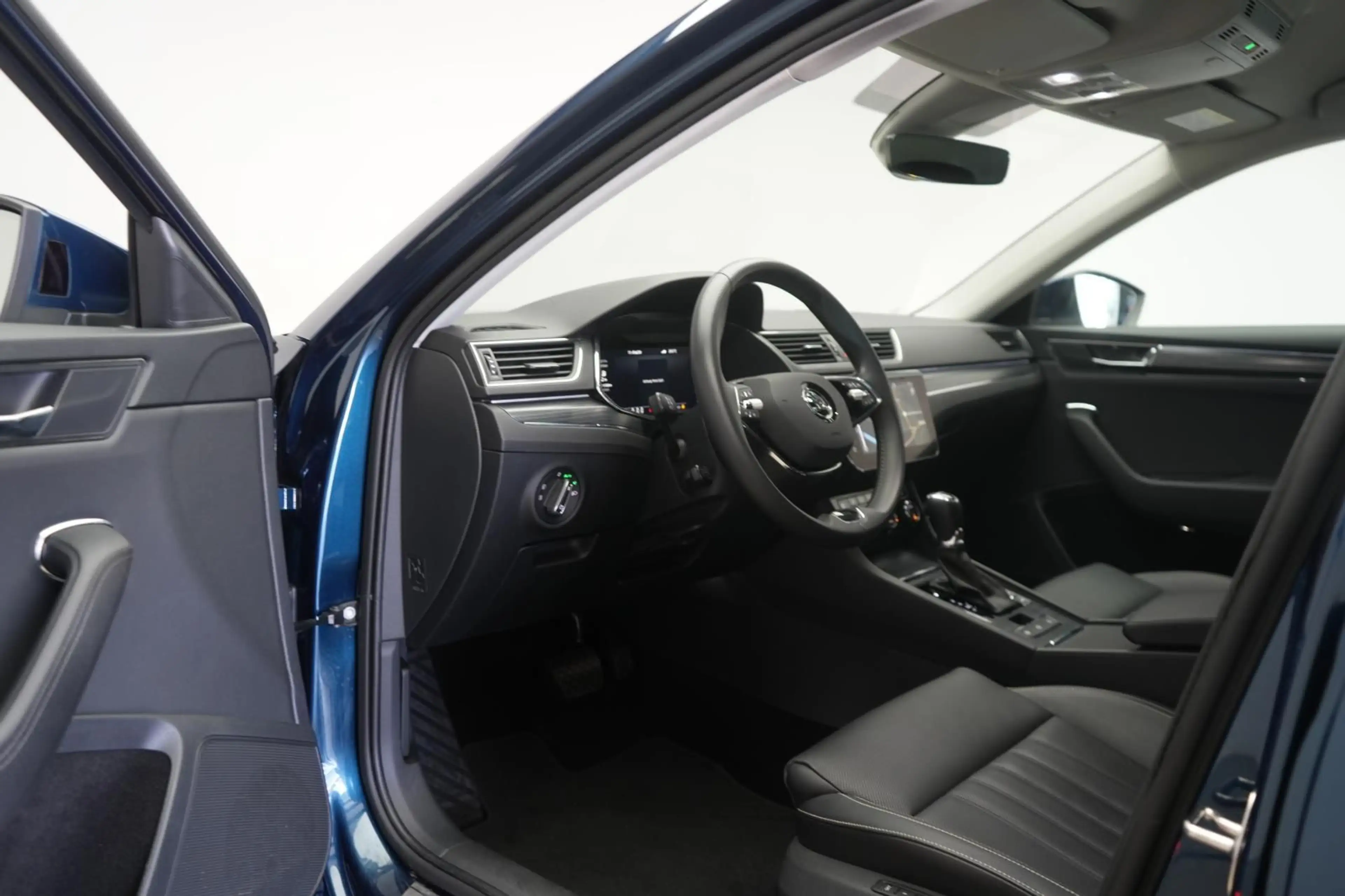 Skoda Superb 2.0 TDI DSG Premium Edition — photo 12