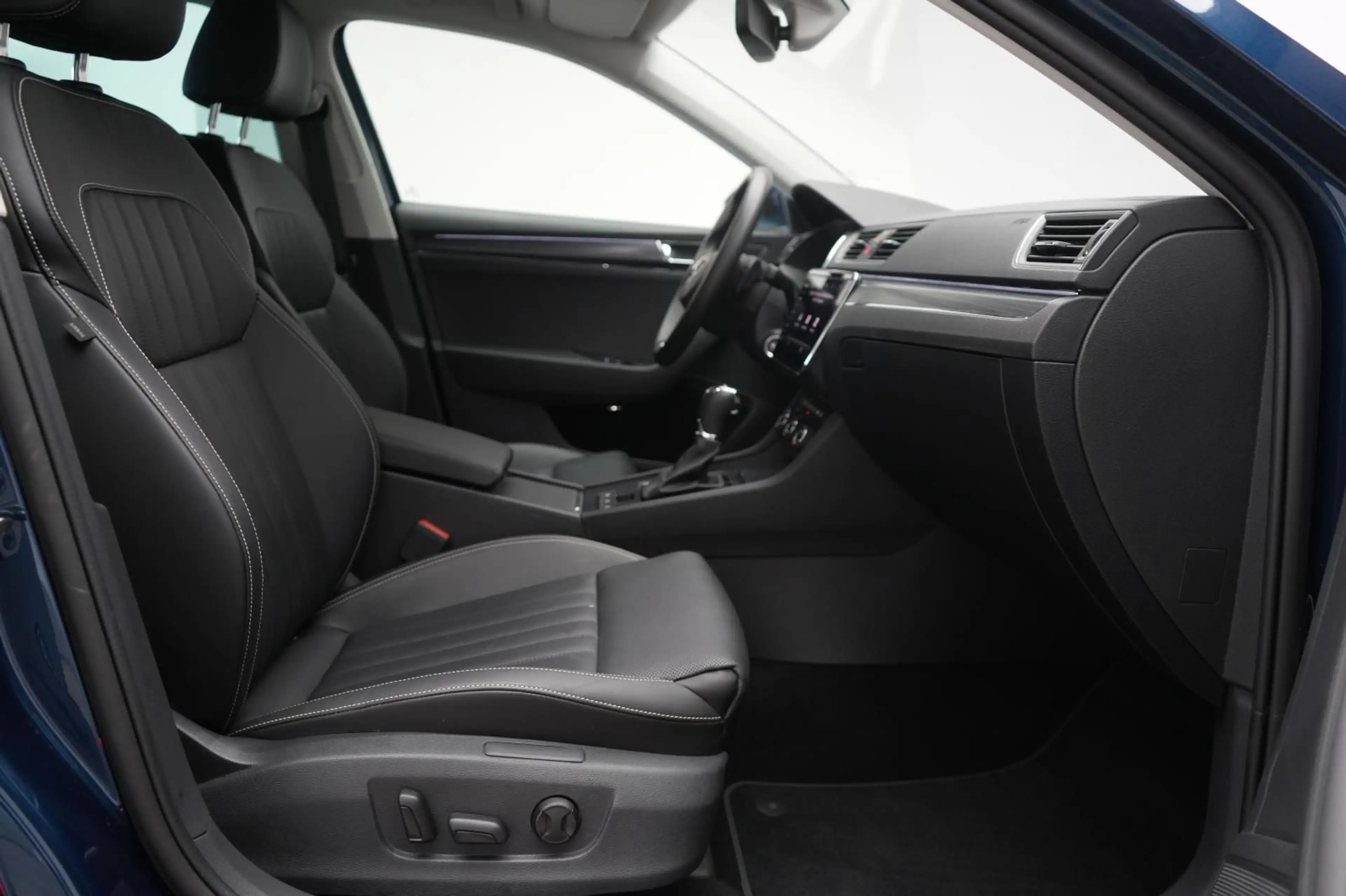 Skoda Superb 2.0 TDI DSG Premium Edition — photo 7