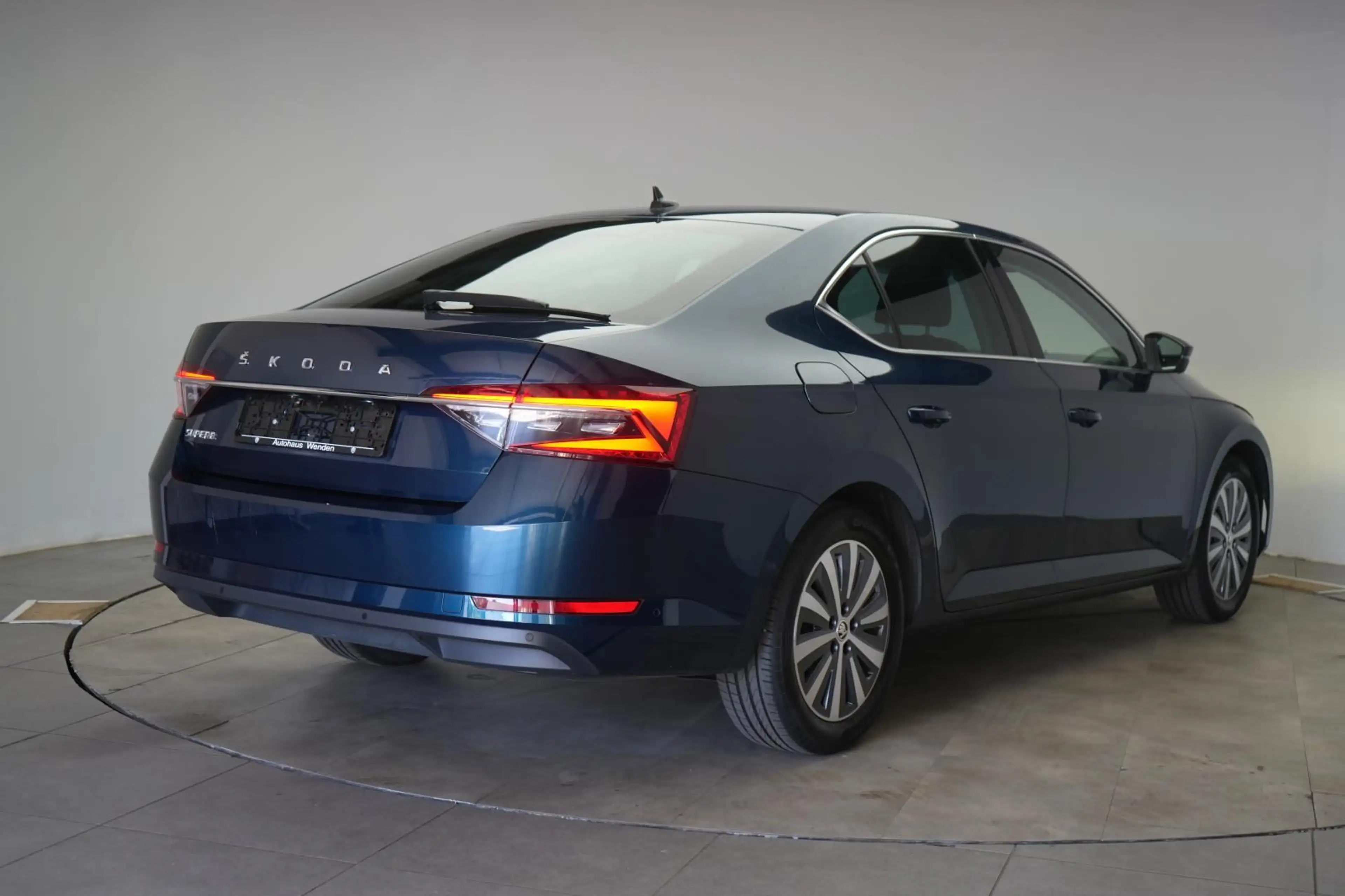 Skoda Superb 2.0 TDI DSG Premium Edition — photo 4