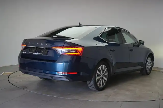 Skoda Superb view 4