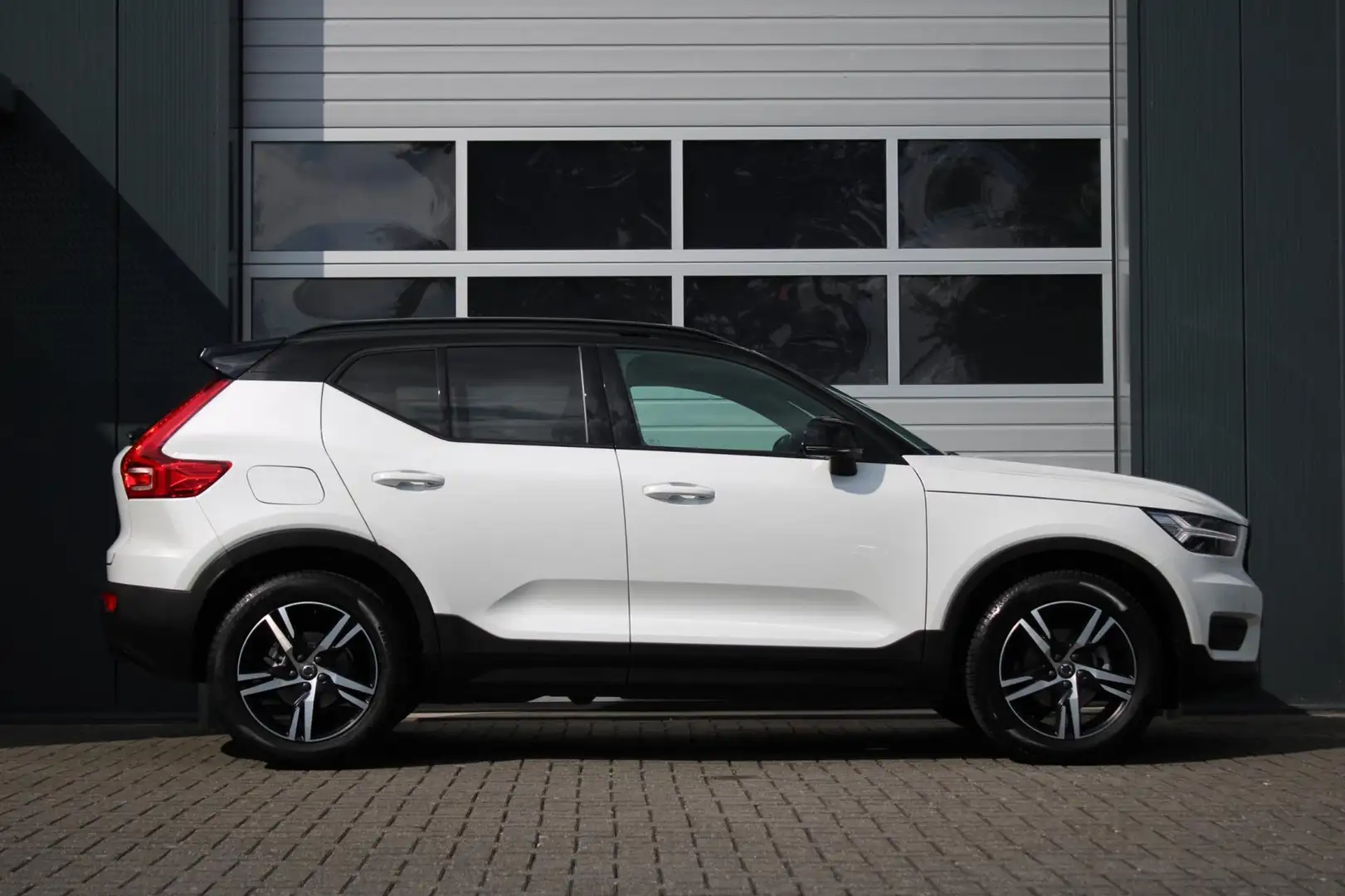 Volvo XC40 1.5 T3 Inscription Automaat 163pk Lane.Assist/Keyl Wit - 2