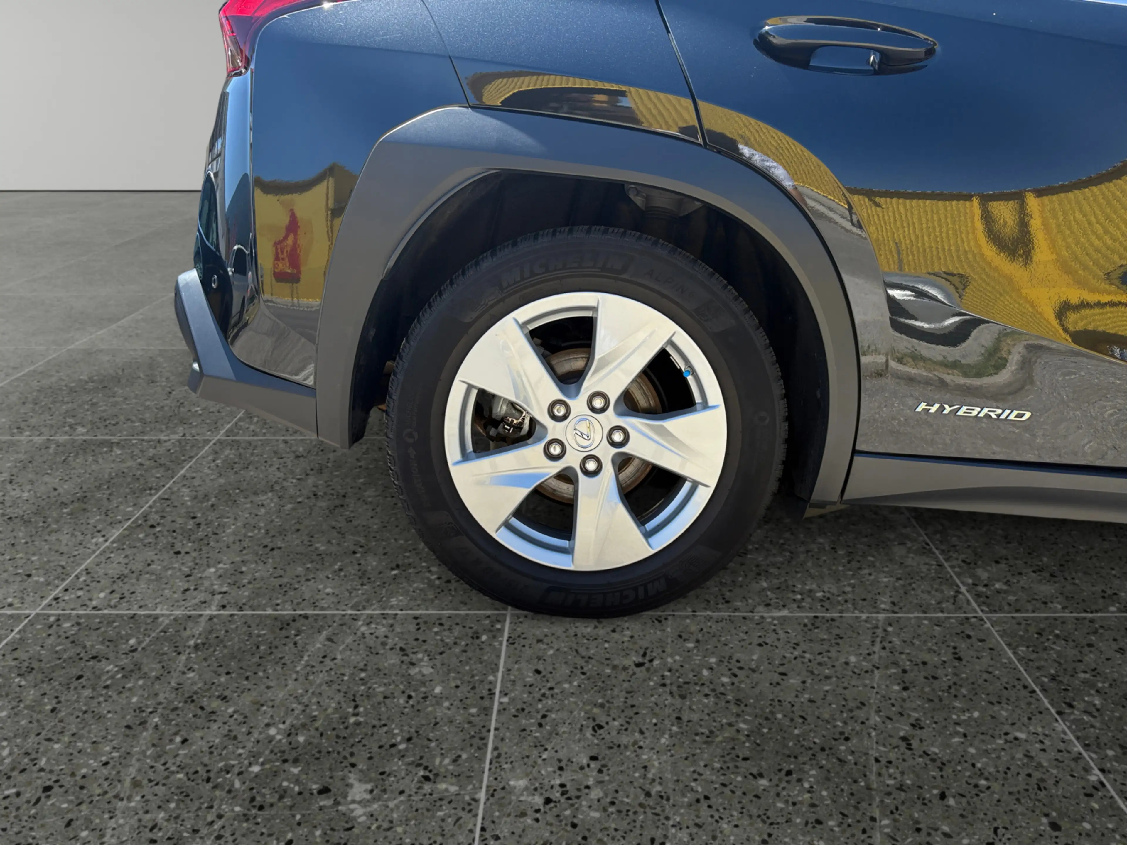 Lexus UX 250h 4x4, Advanced 8-fach bereift! — photo 15