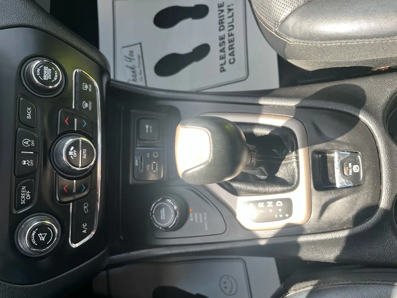 Jeep Cherokee снимка Jeep Cherokee