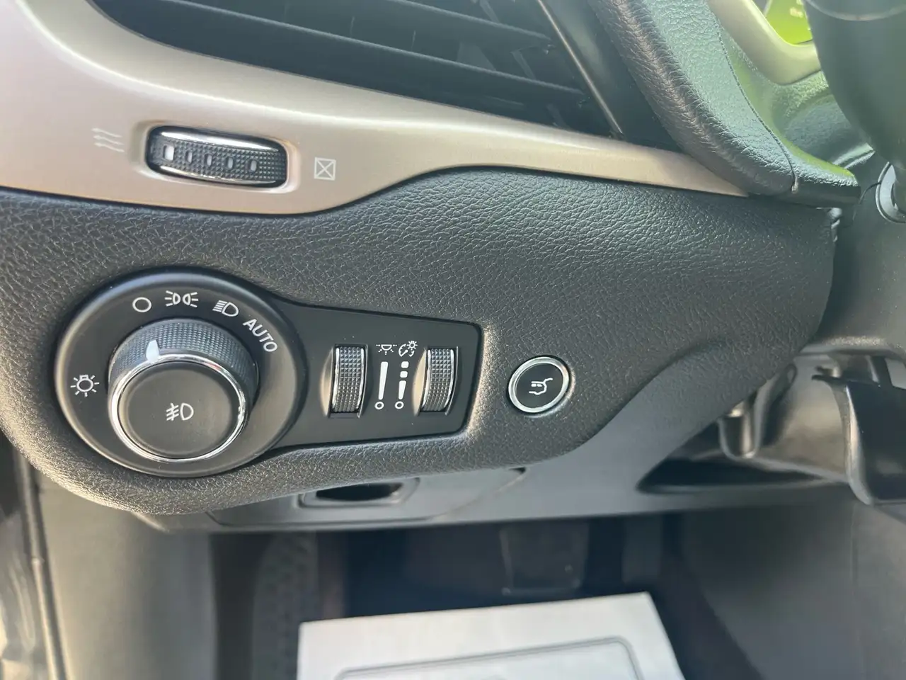 Jeep Cherokee снимка Jeep Cherokee