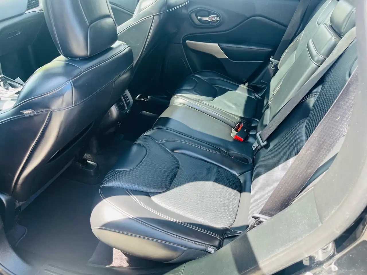 Jeep Cherokee снимка Jeep Cherokee