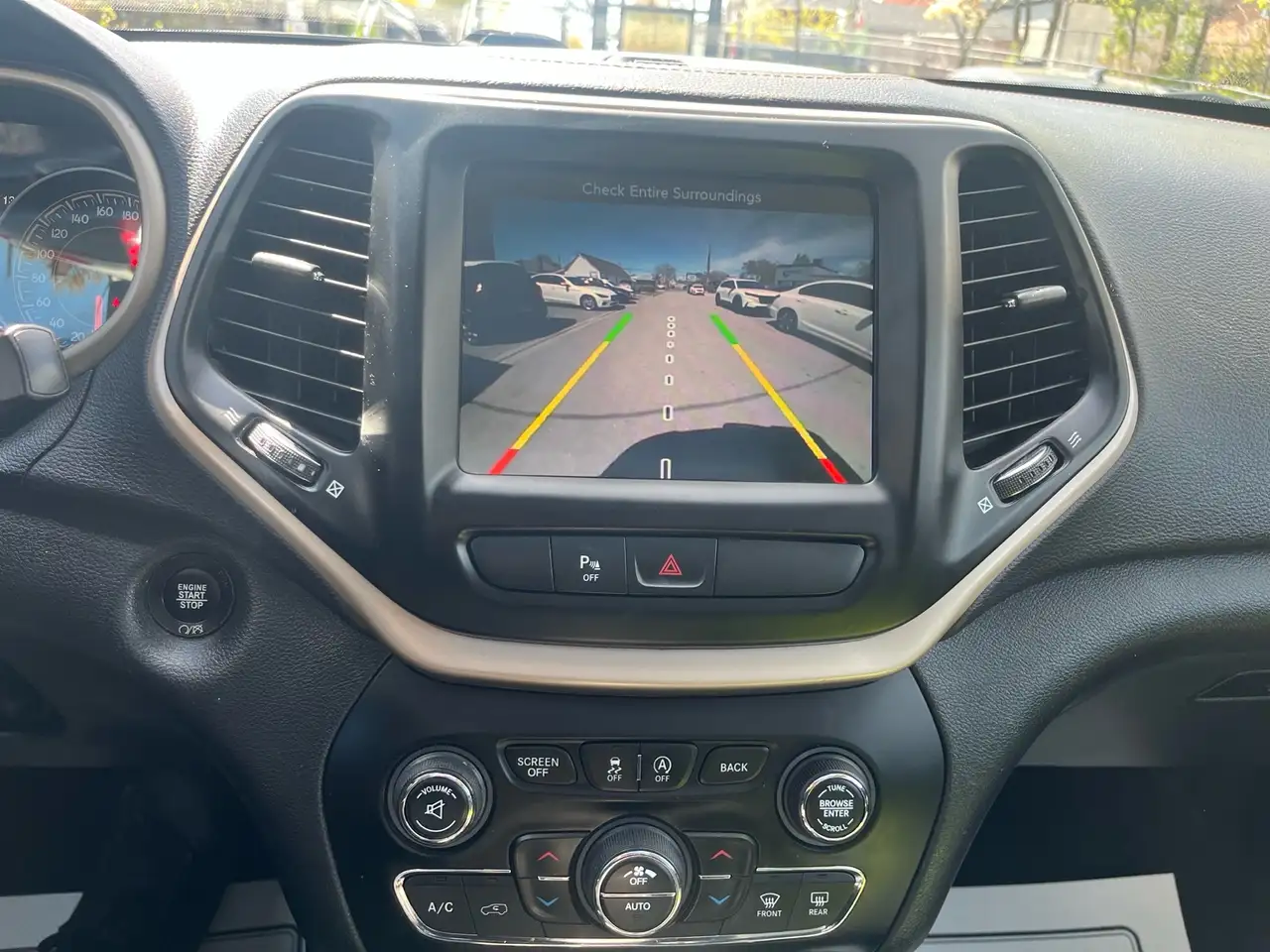Jeep Cherokee снимка Jeep Cherokee