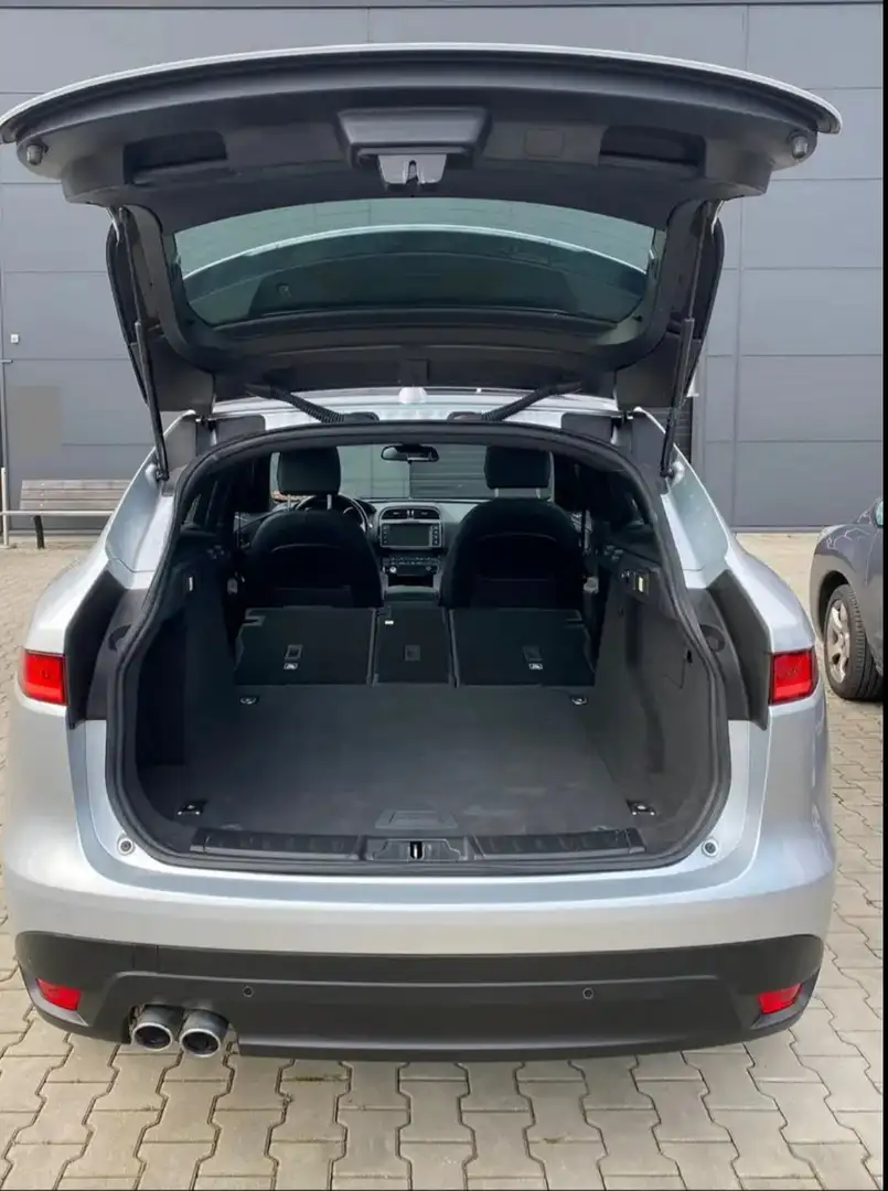 Jaguar F-Pace 2.0 Portfolio AWD 20d - AUT - Zilver - 2